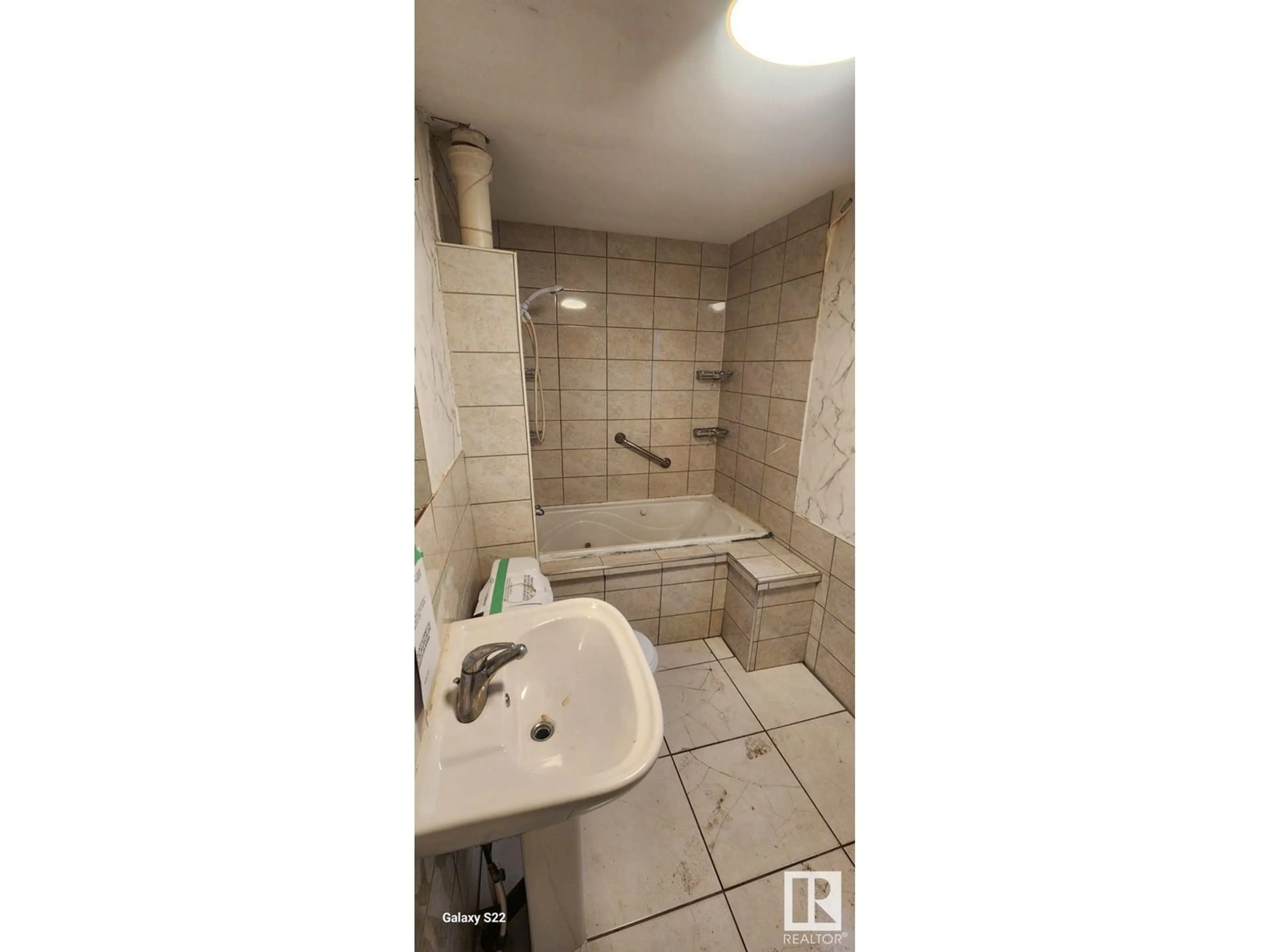 Standard bathroom, ceramic/tile floor for 11705 94 ST NW, Edmonton Alberta T5G1J1