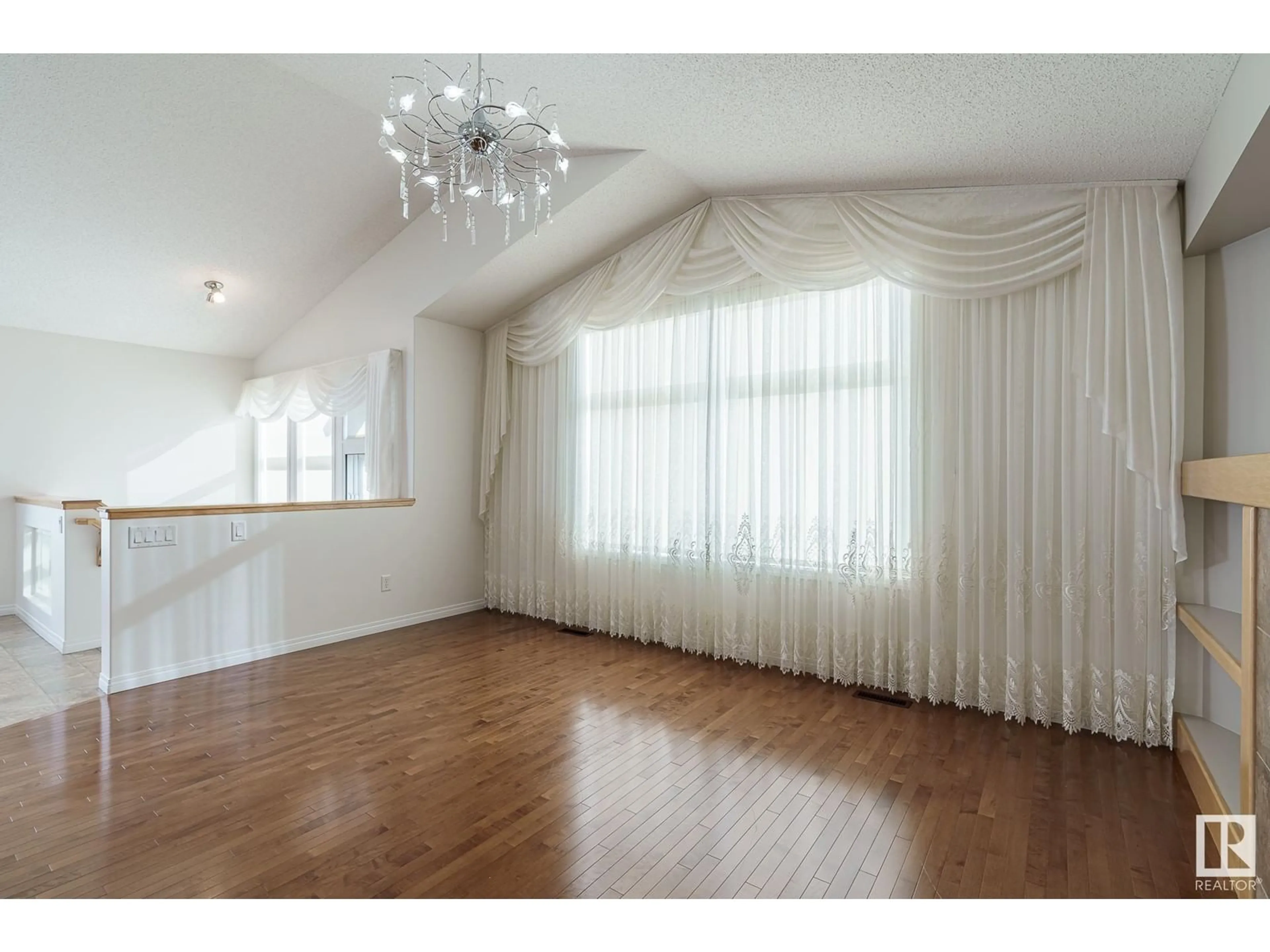 A pic of a room for 6917 STROM LN NW, Edmonton Alberta T6R0G3