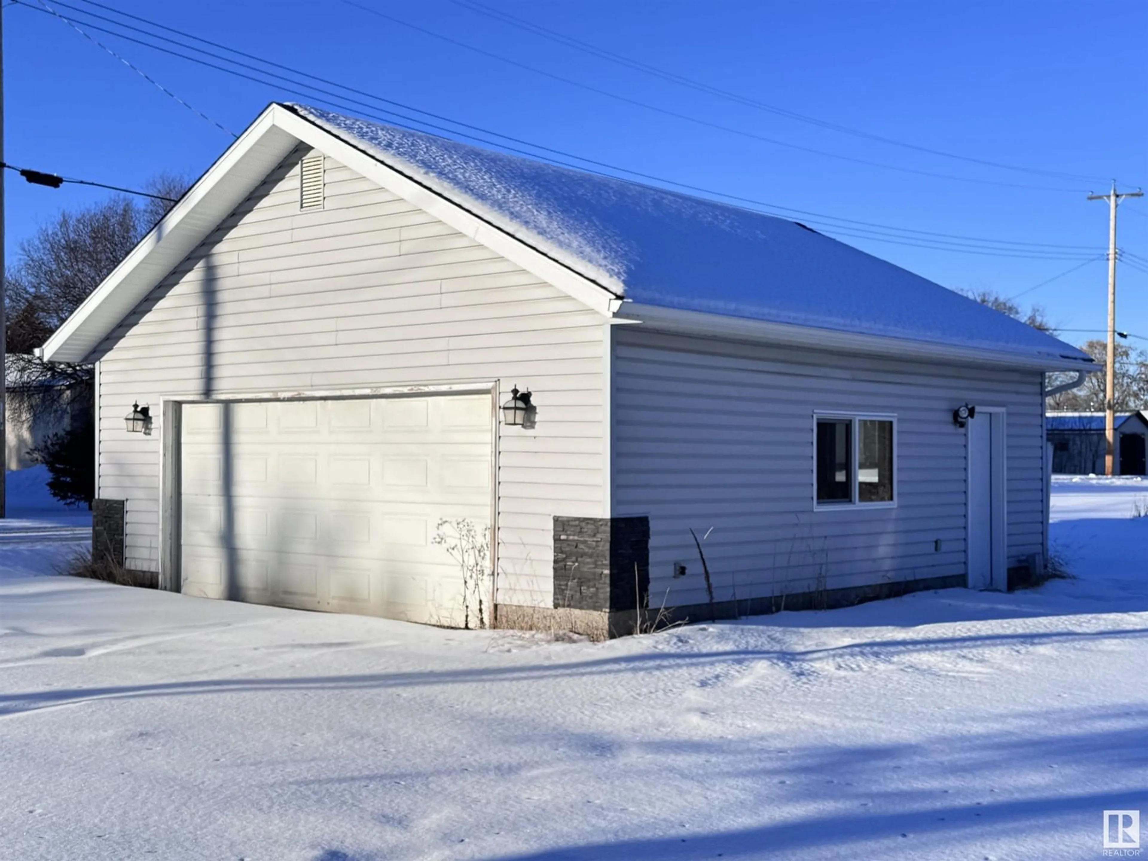 Indoor garage for 5014 49 ST, Newbrook Alberta T0A2P0