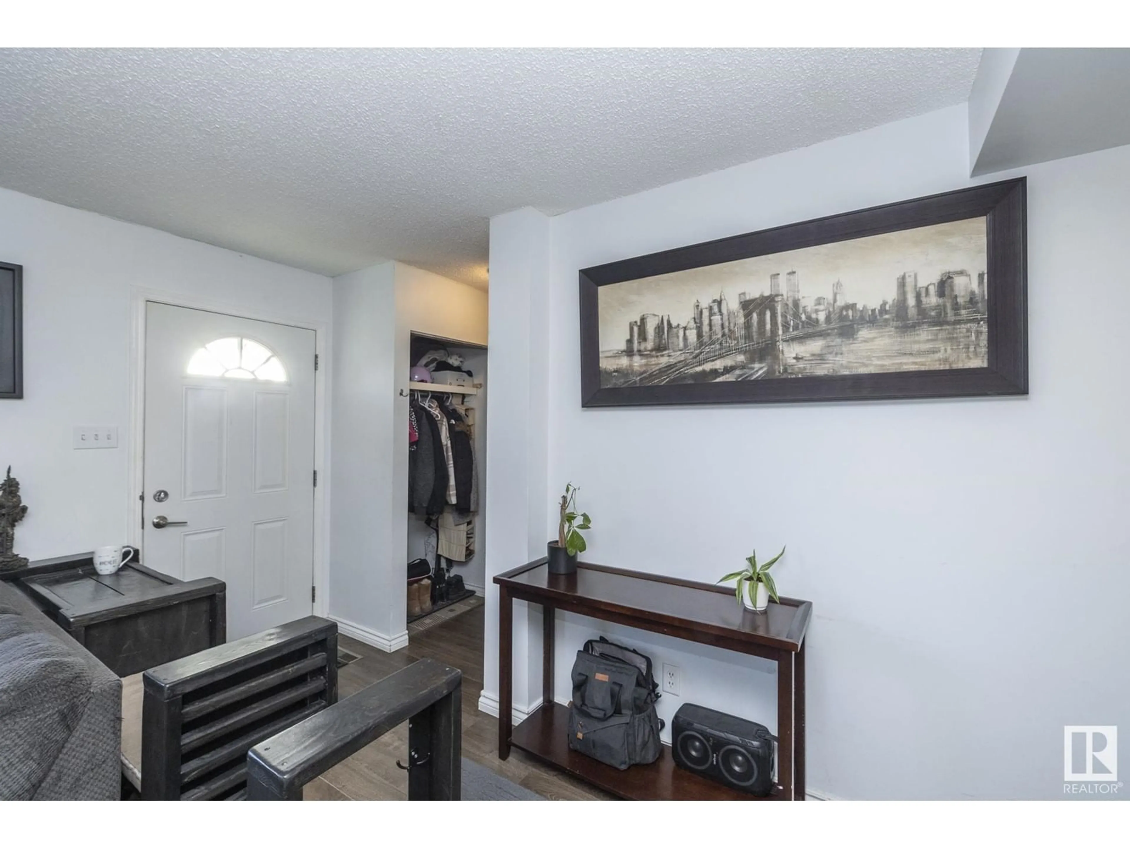 Indoor entryway for 18285 74 AV NW, Edmonton Alberta T5T2G6