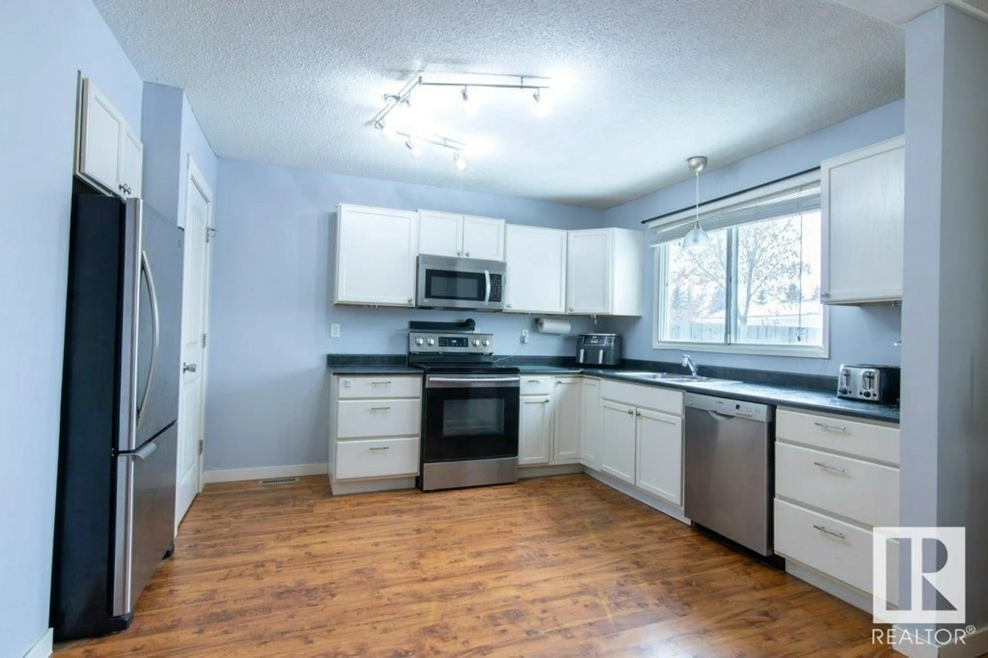 Standard kitchen, wood/laminate floor for 3706 HILL VIEW CR NW, Edmonton Alberta T6L1C4