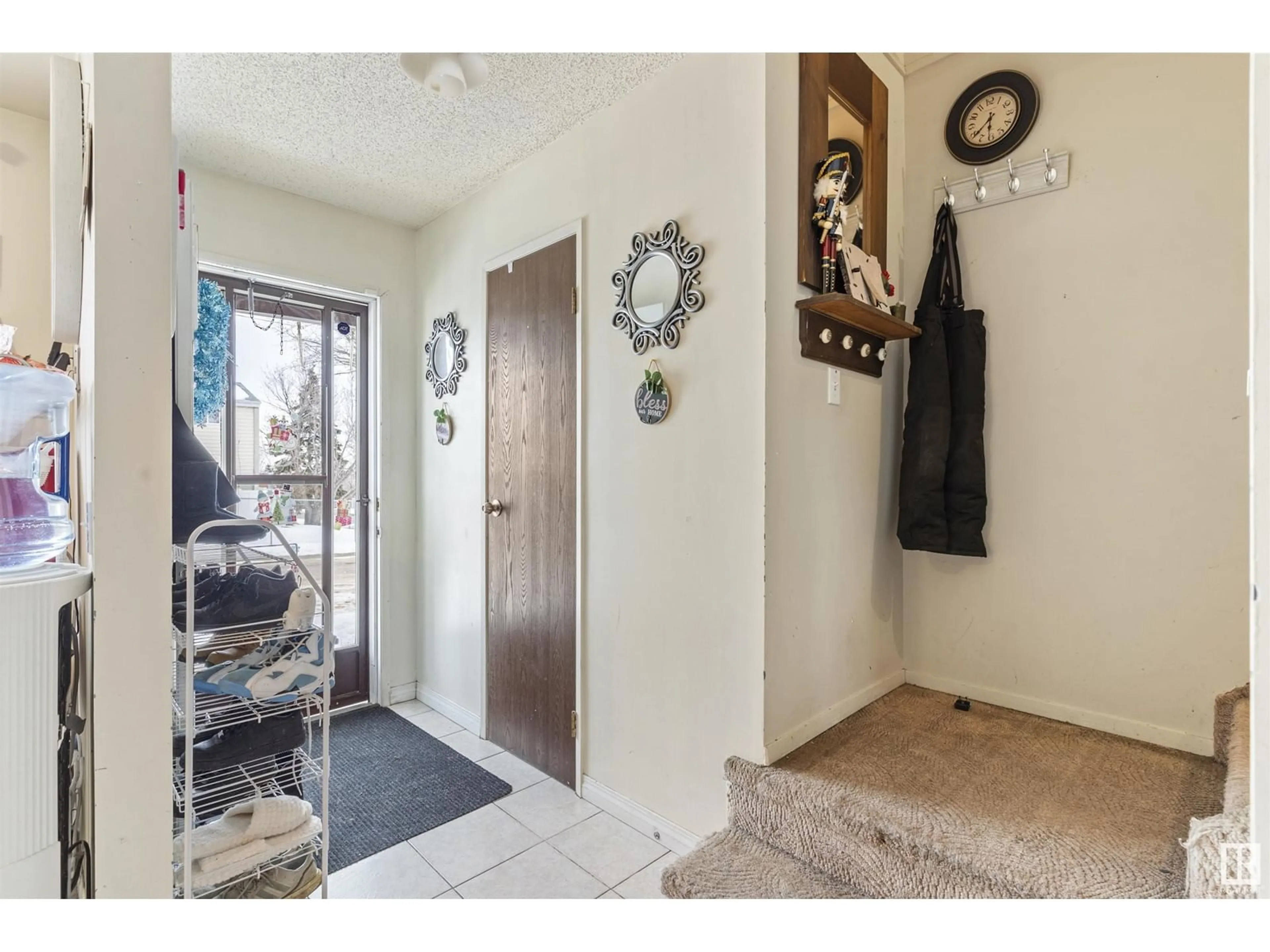 Indoor entryway for 14606 54 St NW NW, Edmonton Alberta T5A4L4