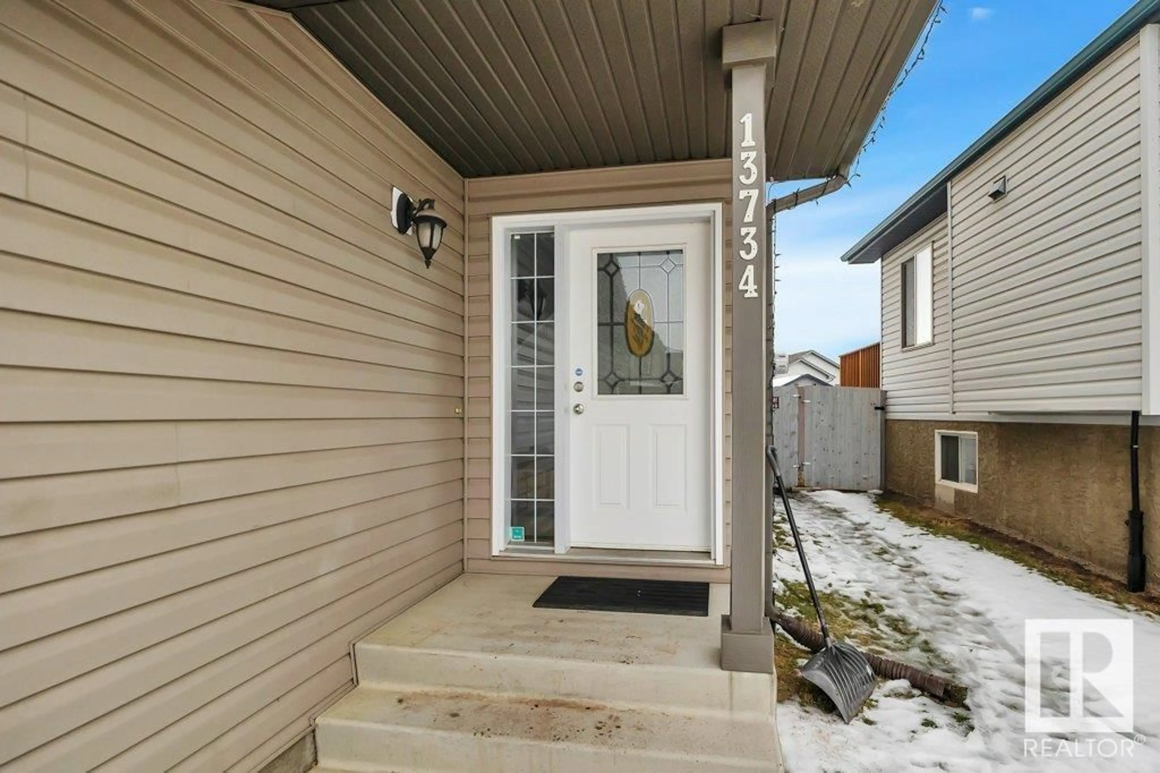 Indoor entryway for 13734 37 ST NW NW, Edmonton Alberta T5Y3G5