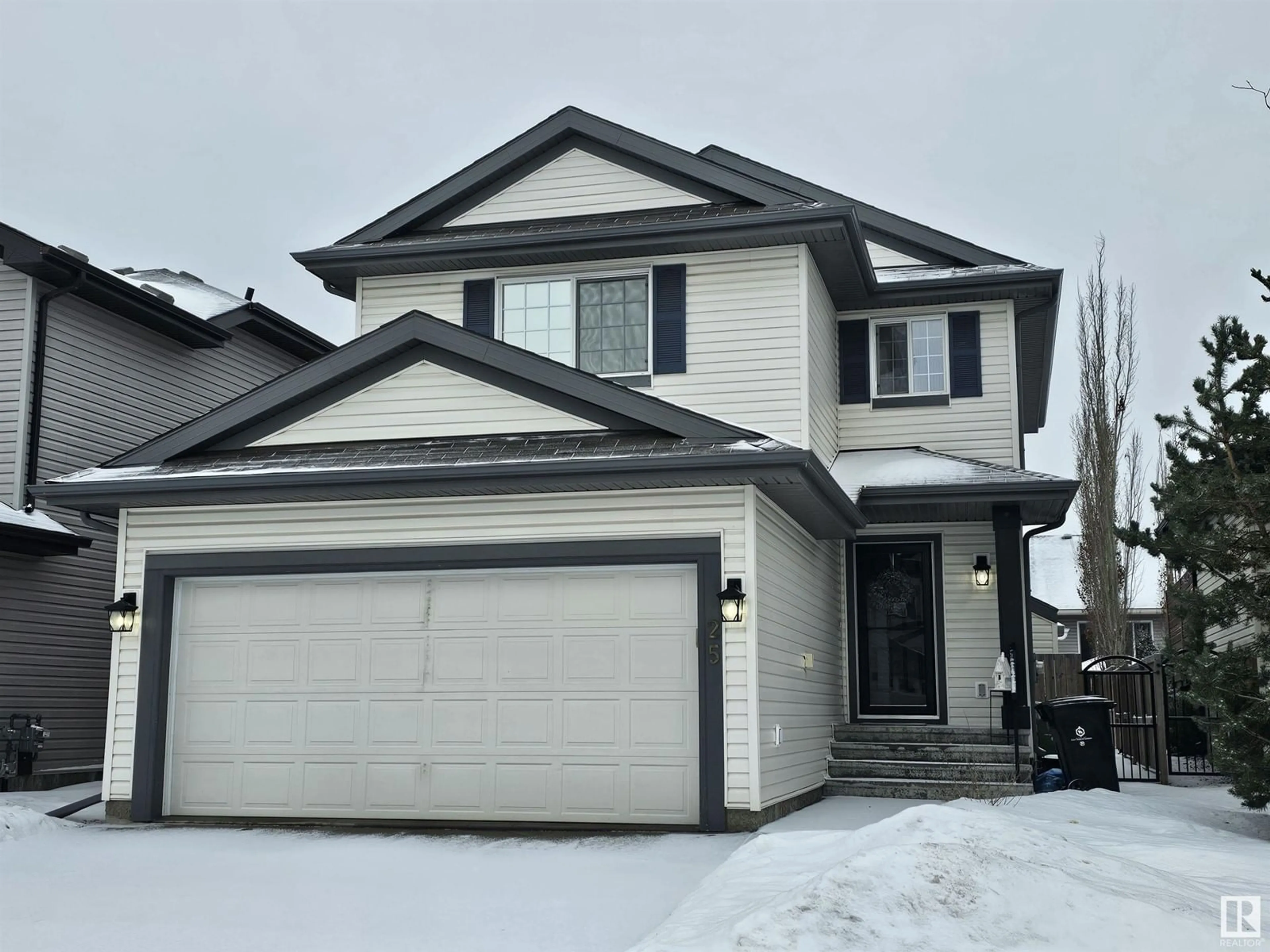 Home with vinyl exterior material, street for 25 WELLINGTON PL, Fort Saskatchewan Alberta T8L0G2