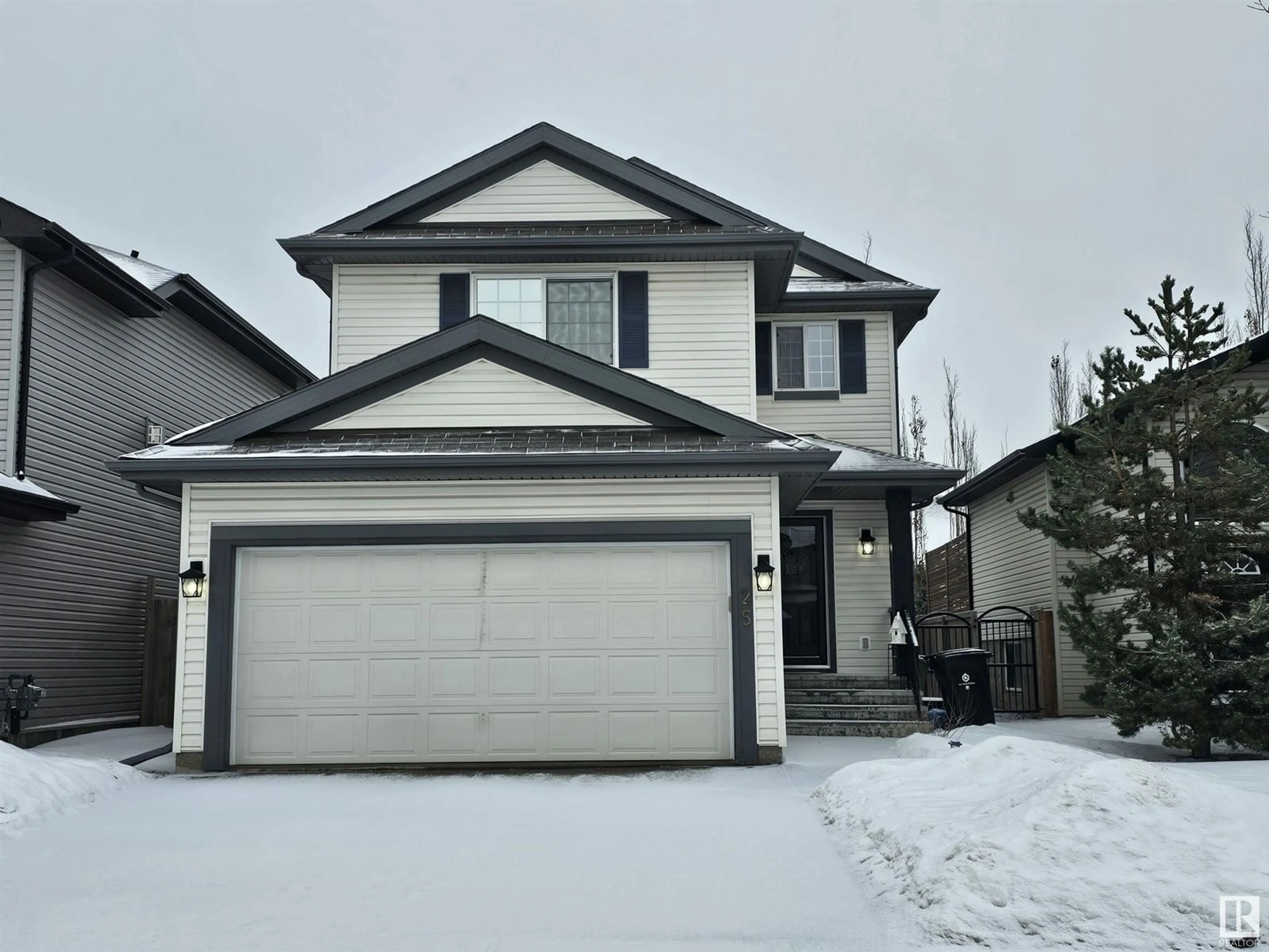 Home with vinyl exterior material, street for 25 WELLINGTON PL, Fort Saskatchewan Alberta T8L0G2