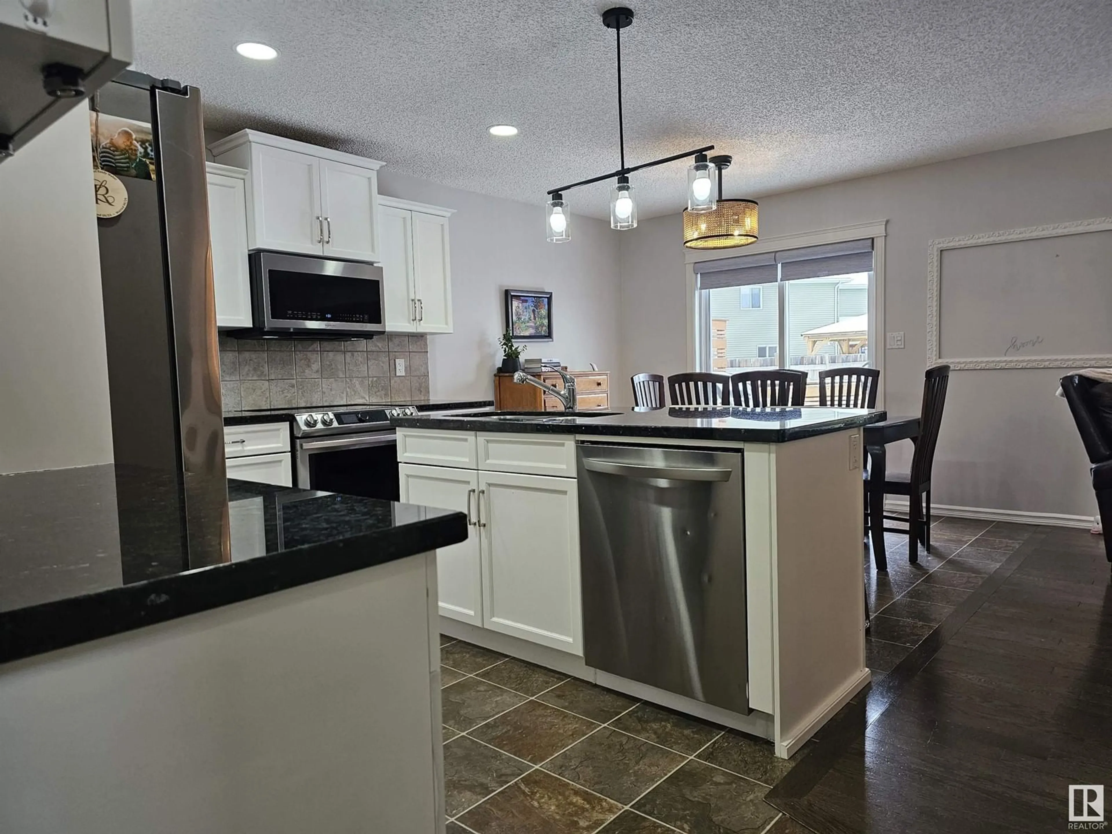 Open concept kitchen, ceramic/tile floor for 25 WELLINGTON PL, Fort Saskatchewan Alberta T8L0G2