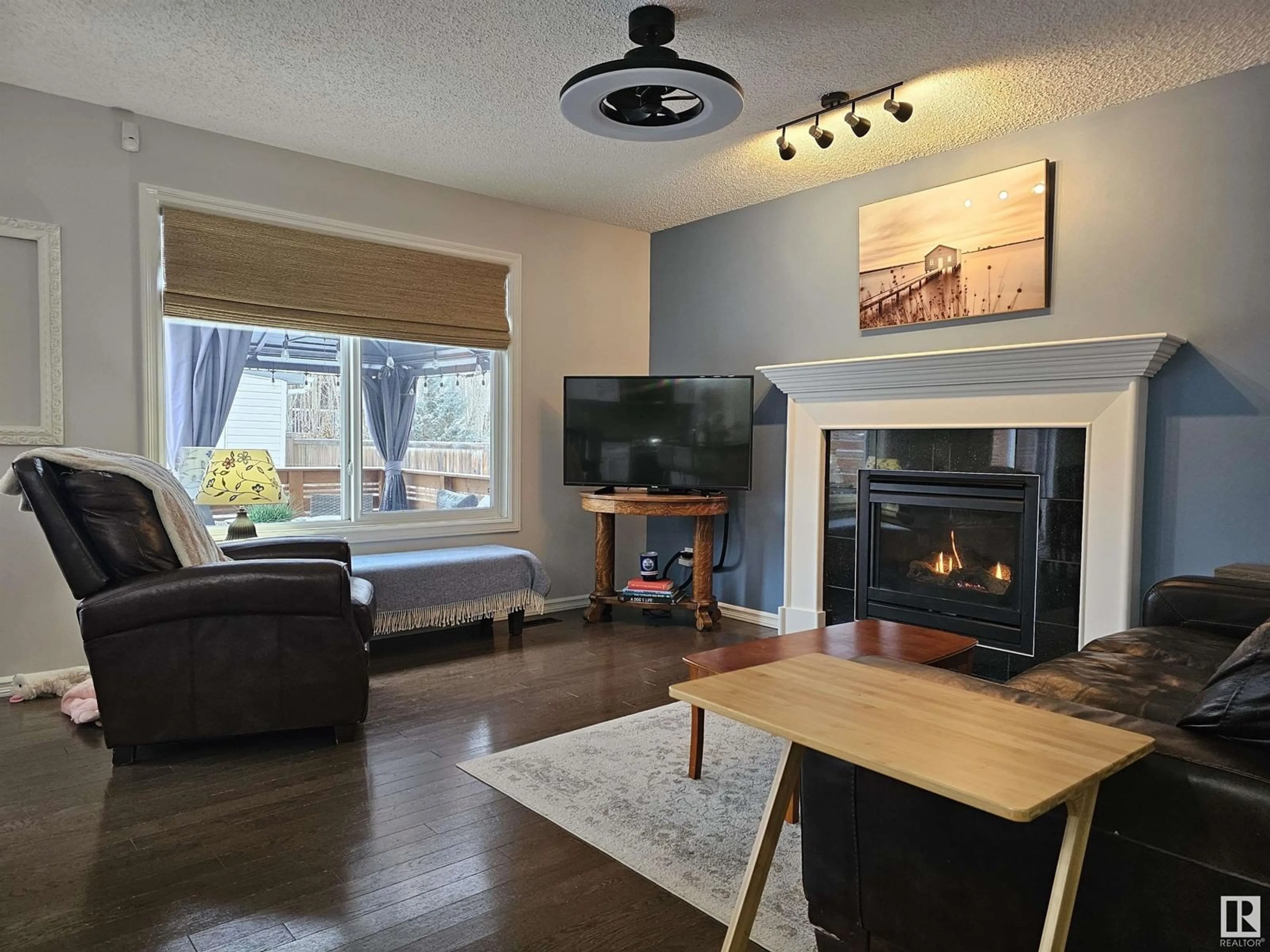 Living room with furniture, wood/laminate floor for 25 WELLINGTON PL, Fort Saskatchewan Alberta T8L0G2