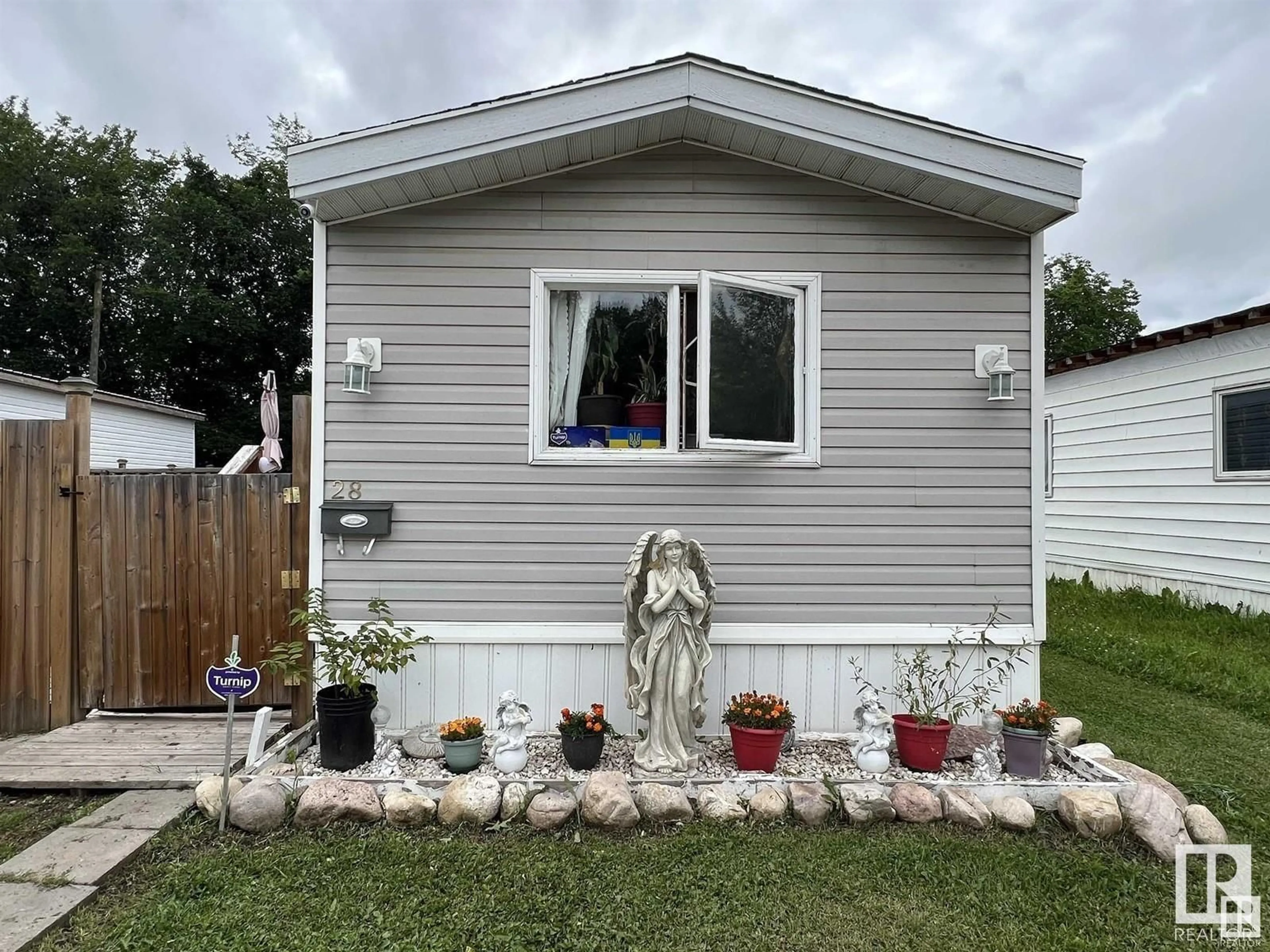 Home with vinyl exterior material, unknown for 28 Wood Garden Estate, Vegreville Alberta T9C1E9