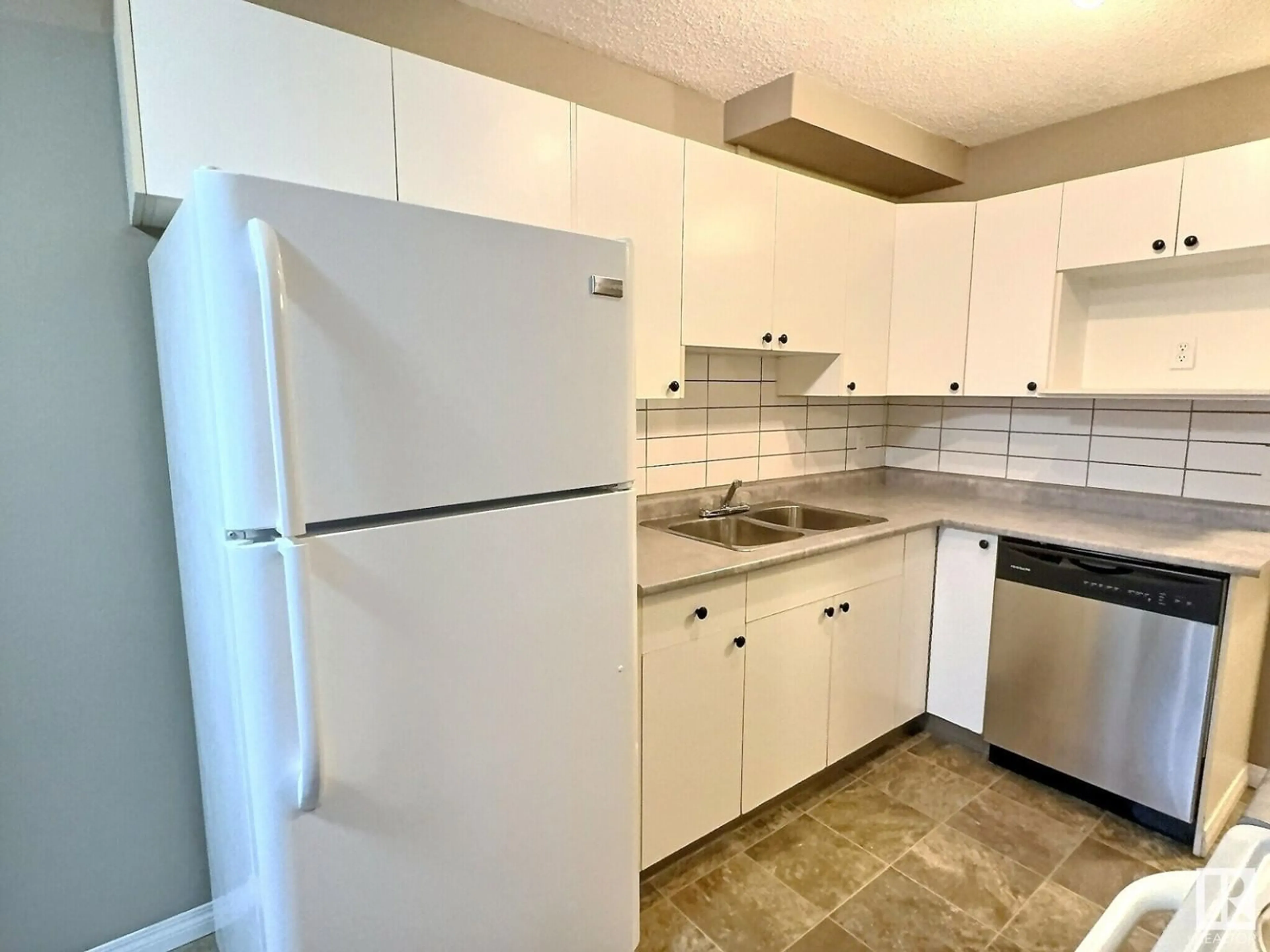 Standard kitchen, unknown for 2216 38 ST NW, Edmonton Alberta T6L4C3