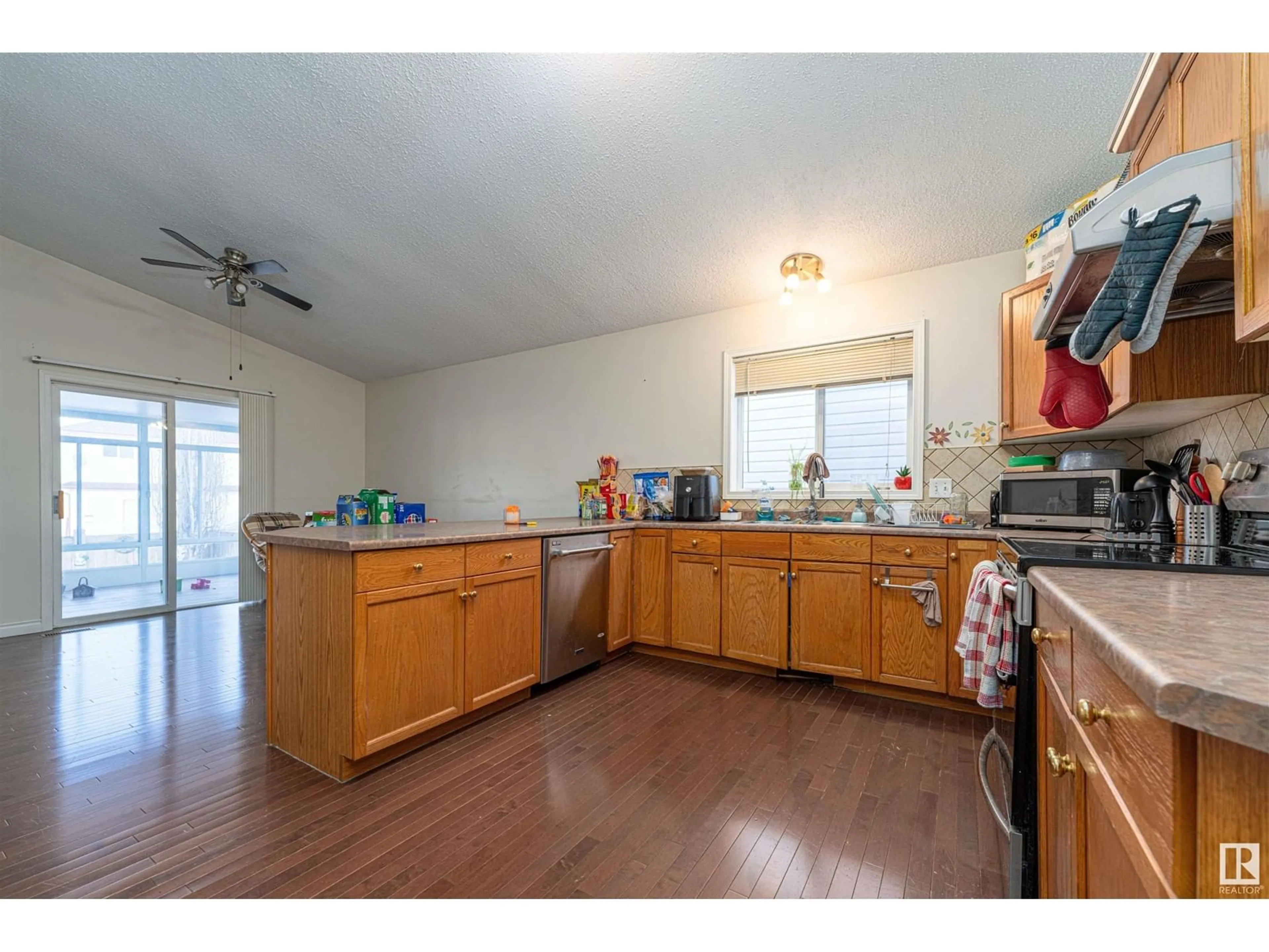 Standard kitchen, unknown for 9114 164 AV NW, Edmonton Alberta T5Z3H7