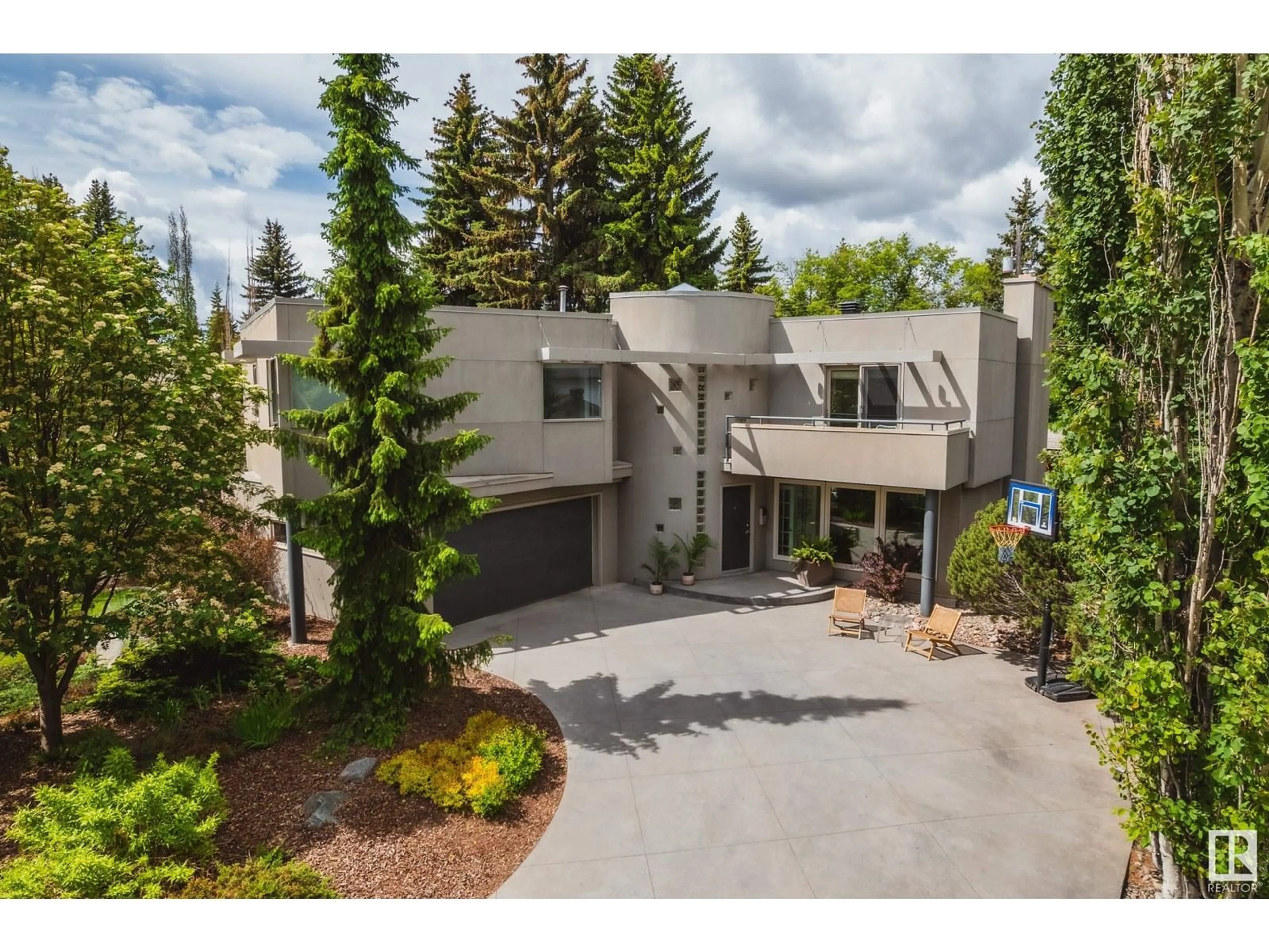 A pic from outside/outdoor area/front of a property/back of a property/a pic from drone, street for 8608 137 ST NW, Edmonton Alberta T5R0C6