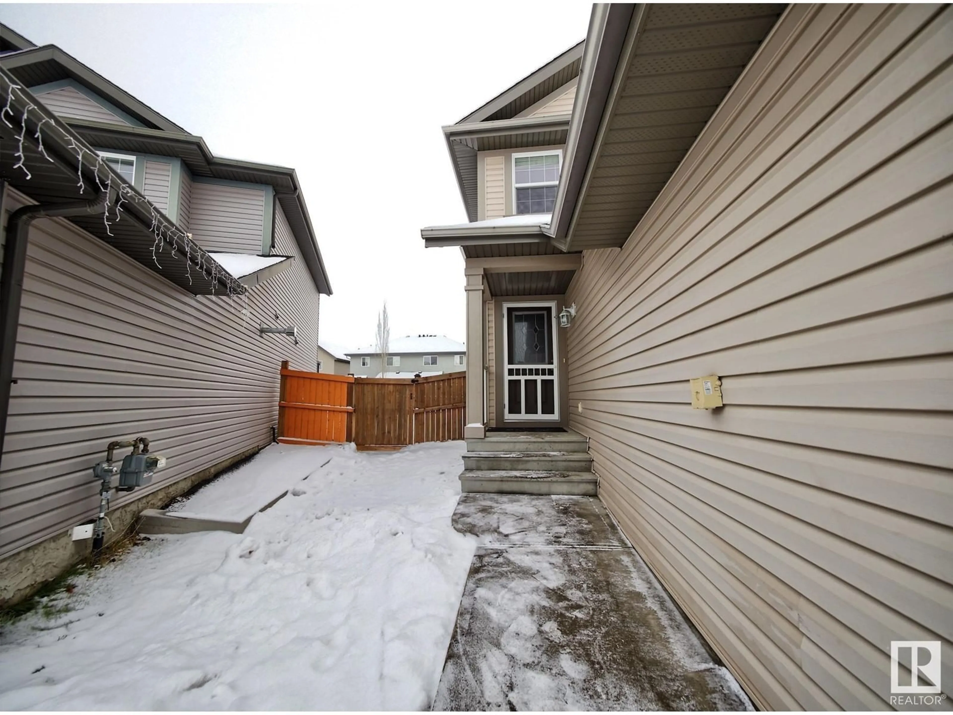 A pic from outside/outdoor area/front of a property/back of a property/a pic from drone, street for 100 Campbell CO, Fort Saskatchewan Alberta T8L0E5