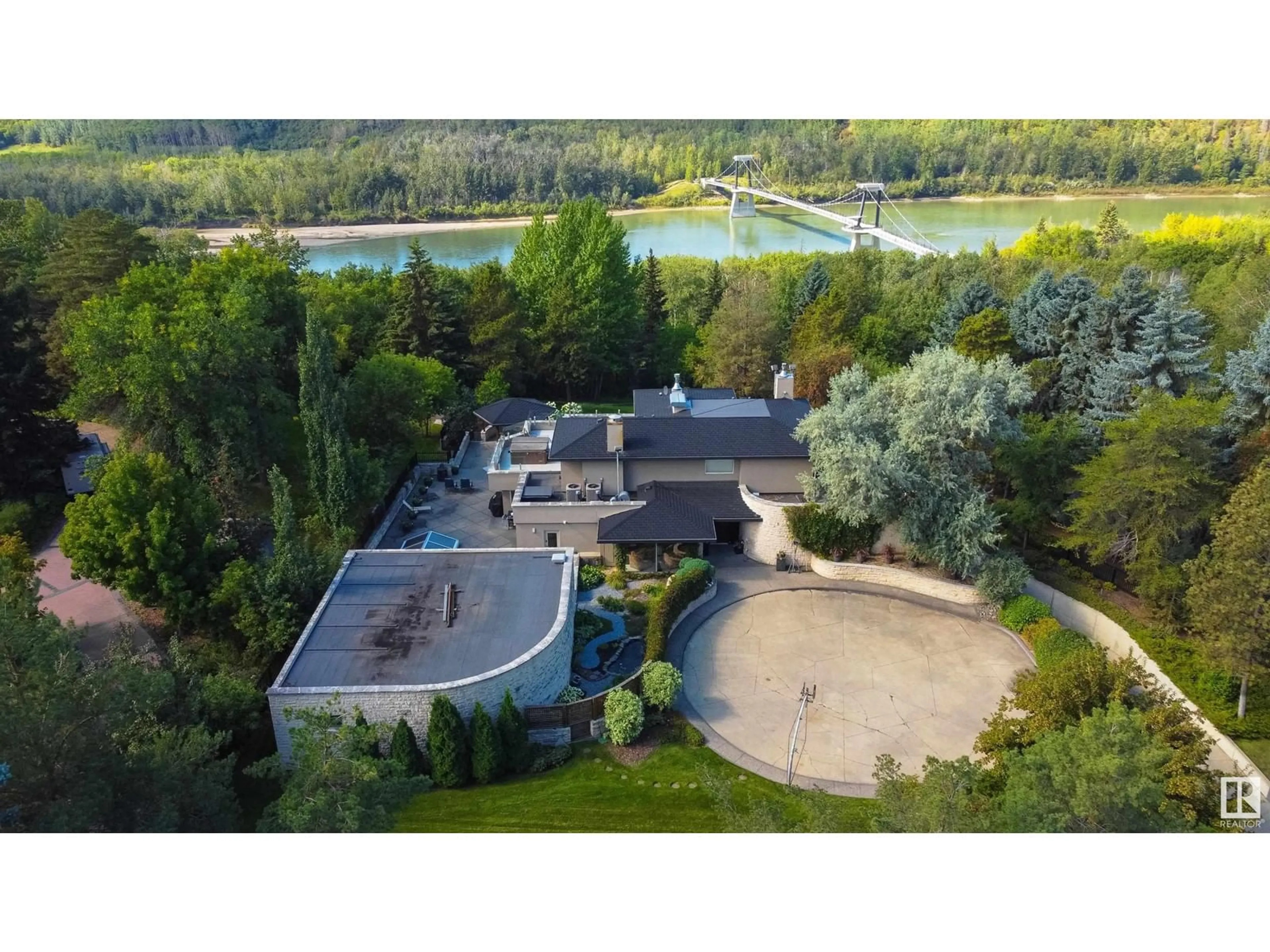 A pic from outside/outdoor area/front of a property/back of a property/a pic from drone, water/lake/river/ocean view for 4 WHITEMUD PL NW, Edmonton Alberta T6H5X4