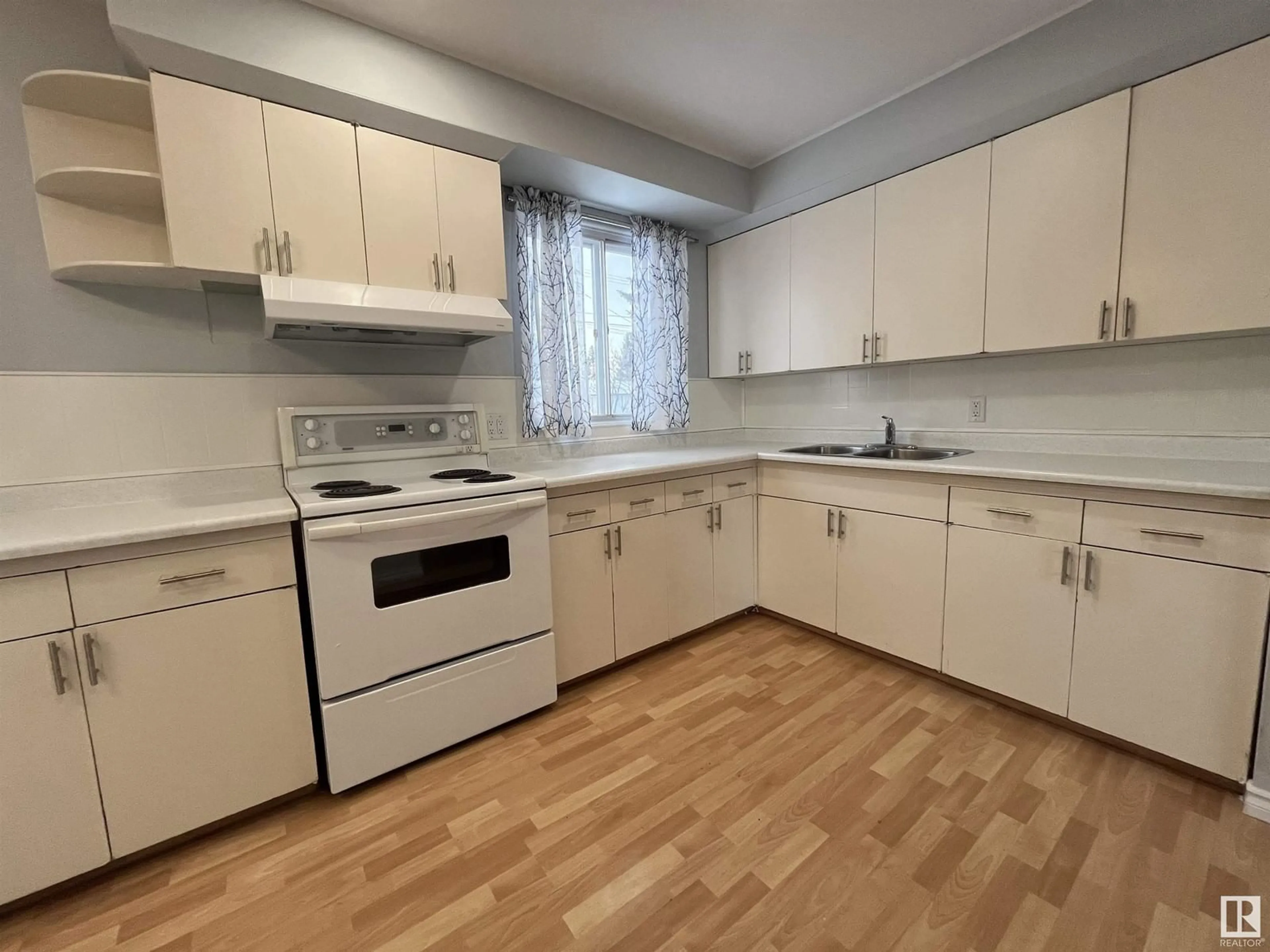 Standard kitchen, wood/laminate floor for 16105 109 AV NW, Edmonton Alberta T5P4E5