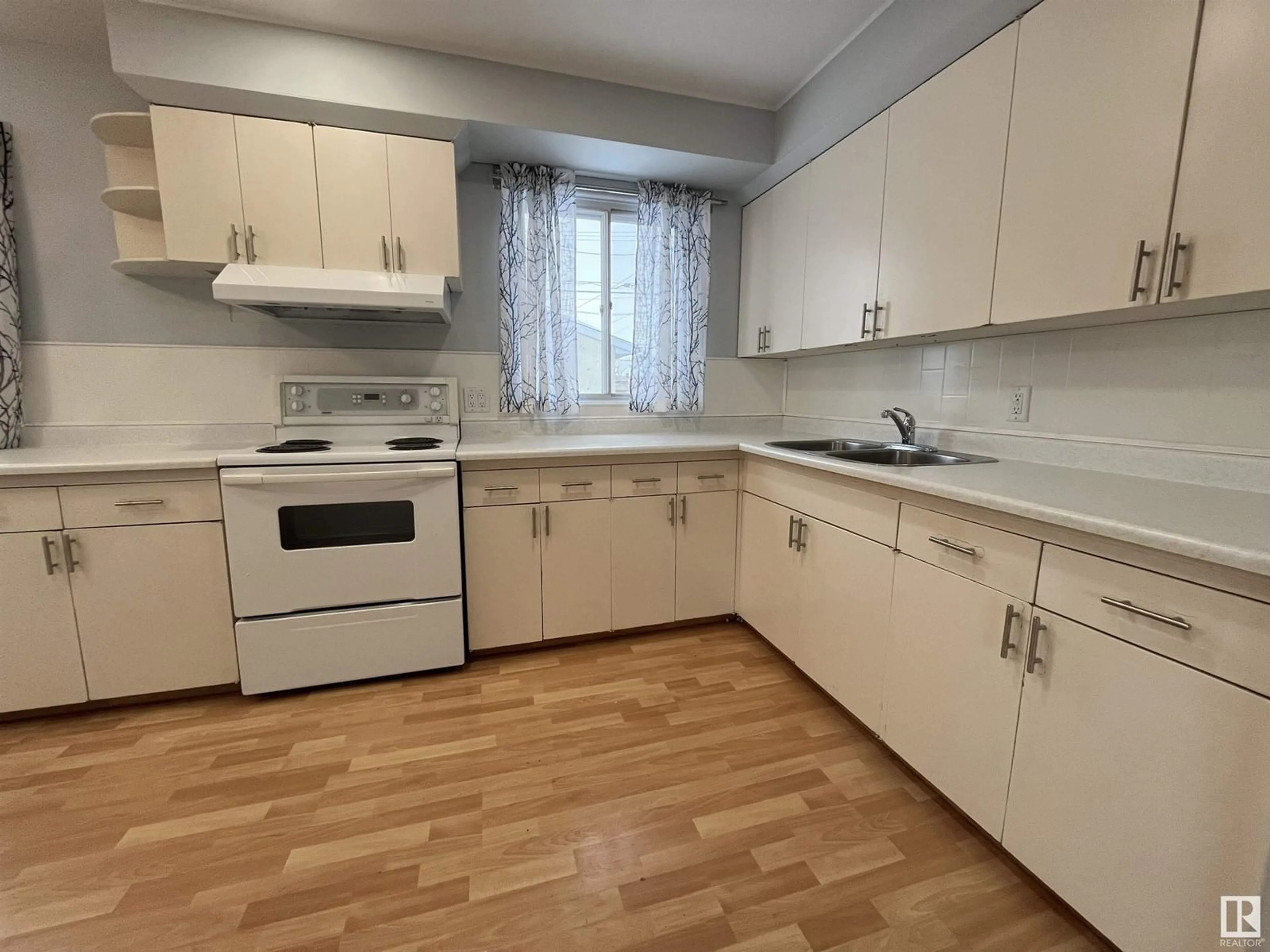 Standard kitchen, unknown for 16105 109 AV NW, Edmonton Alberta T5P4E5