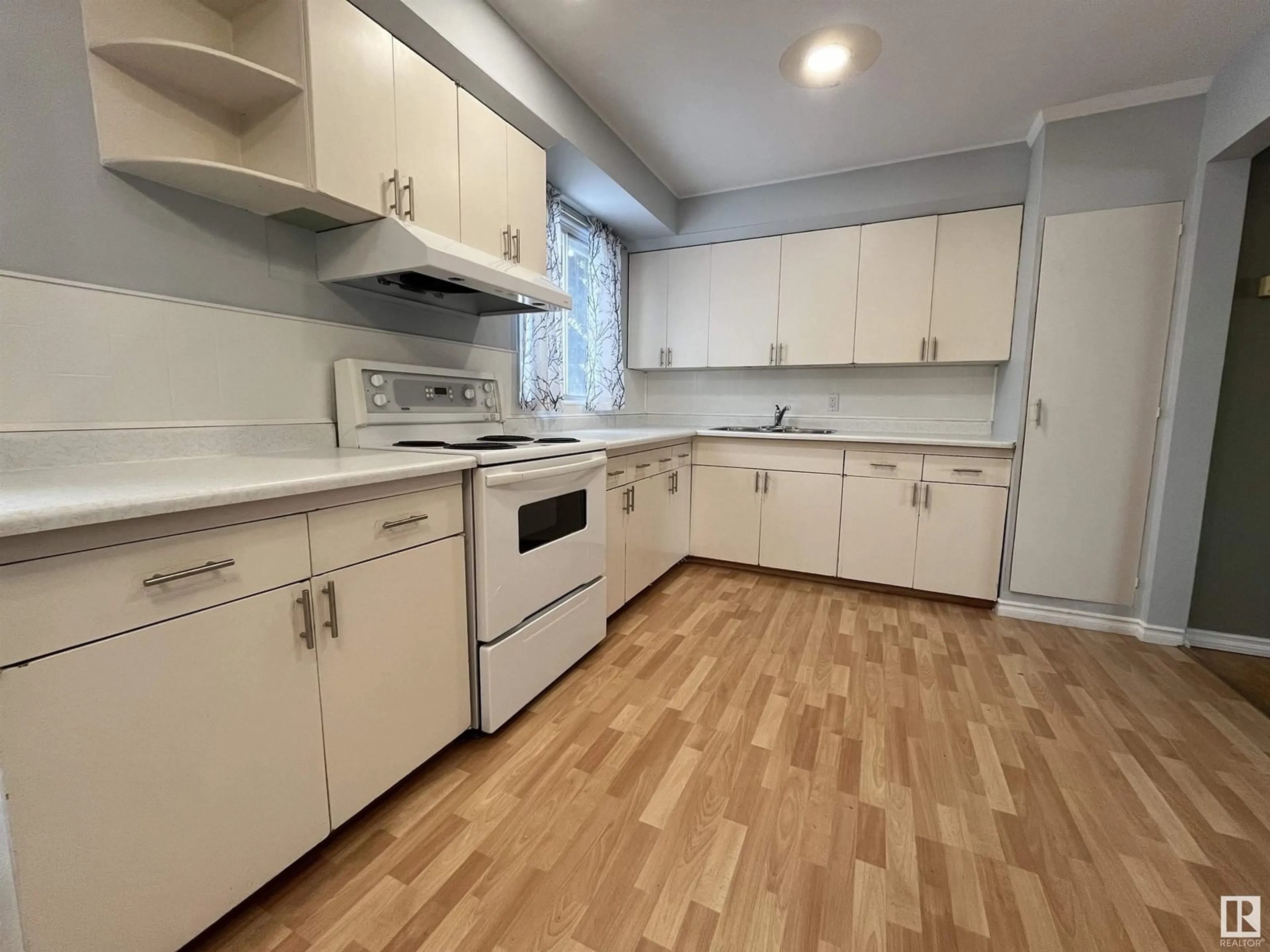 Standard kitchen, unknown for 16105 109 AV NW, Edmonton Alberta T5P4E5