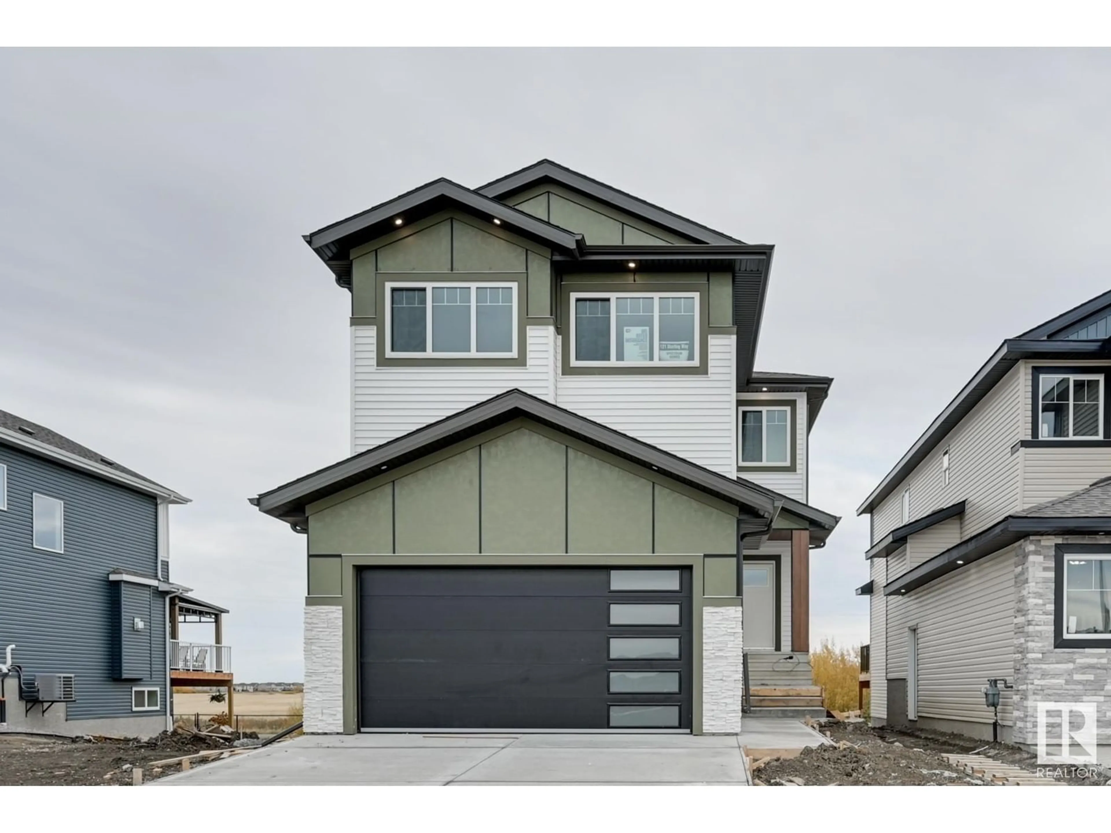 Home with vinyl exterior material, street for 121 STARLING WY, Fort Saskatchewan Alberta T8L1R5