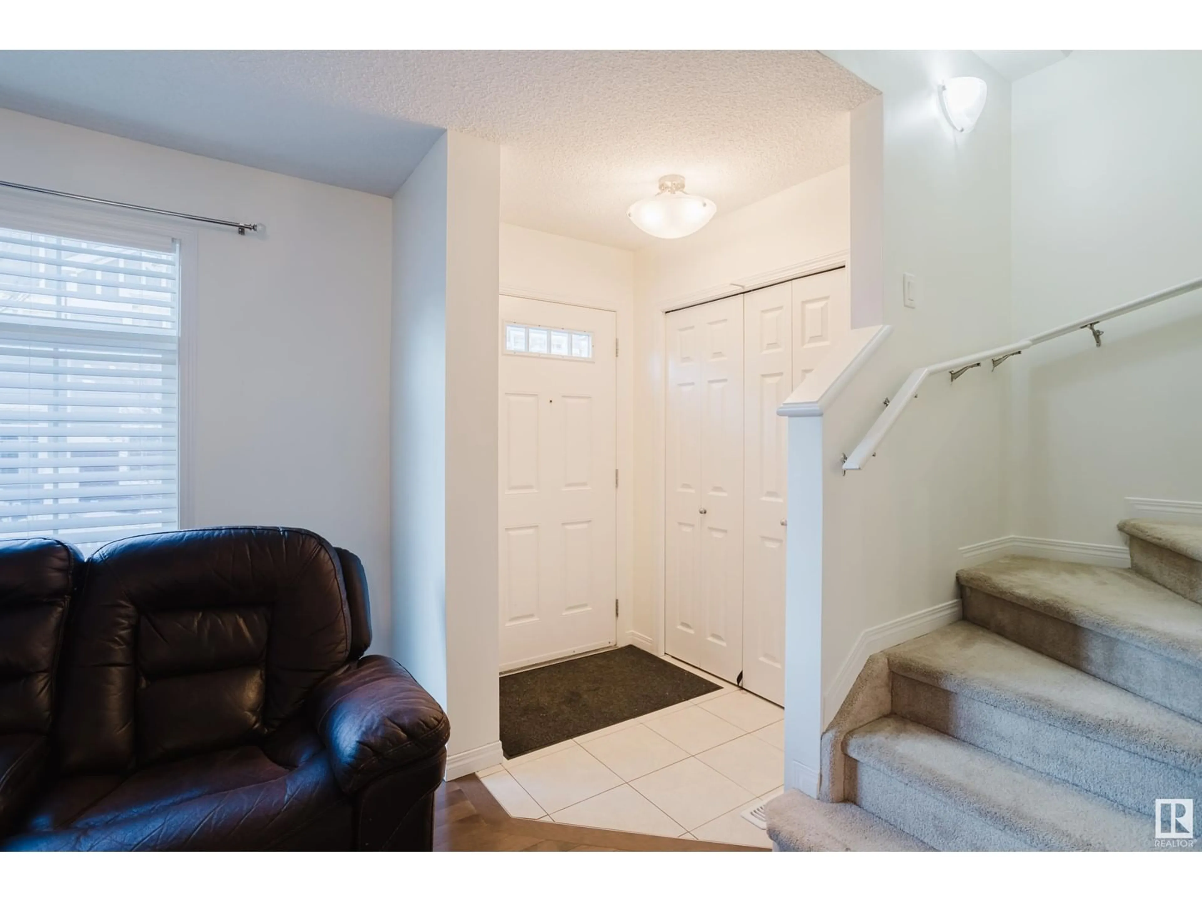 Indoor entryway for #35 9151 Shaw WY SW, Edmonton Alberta T6X1W7