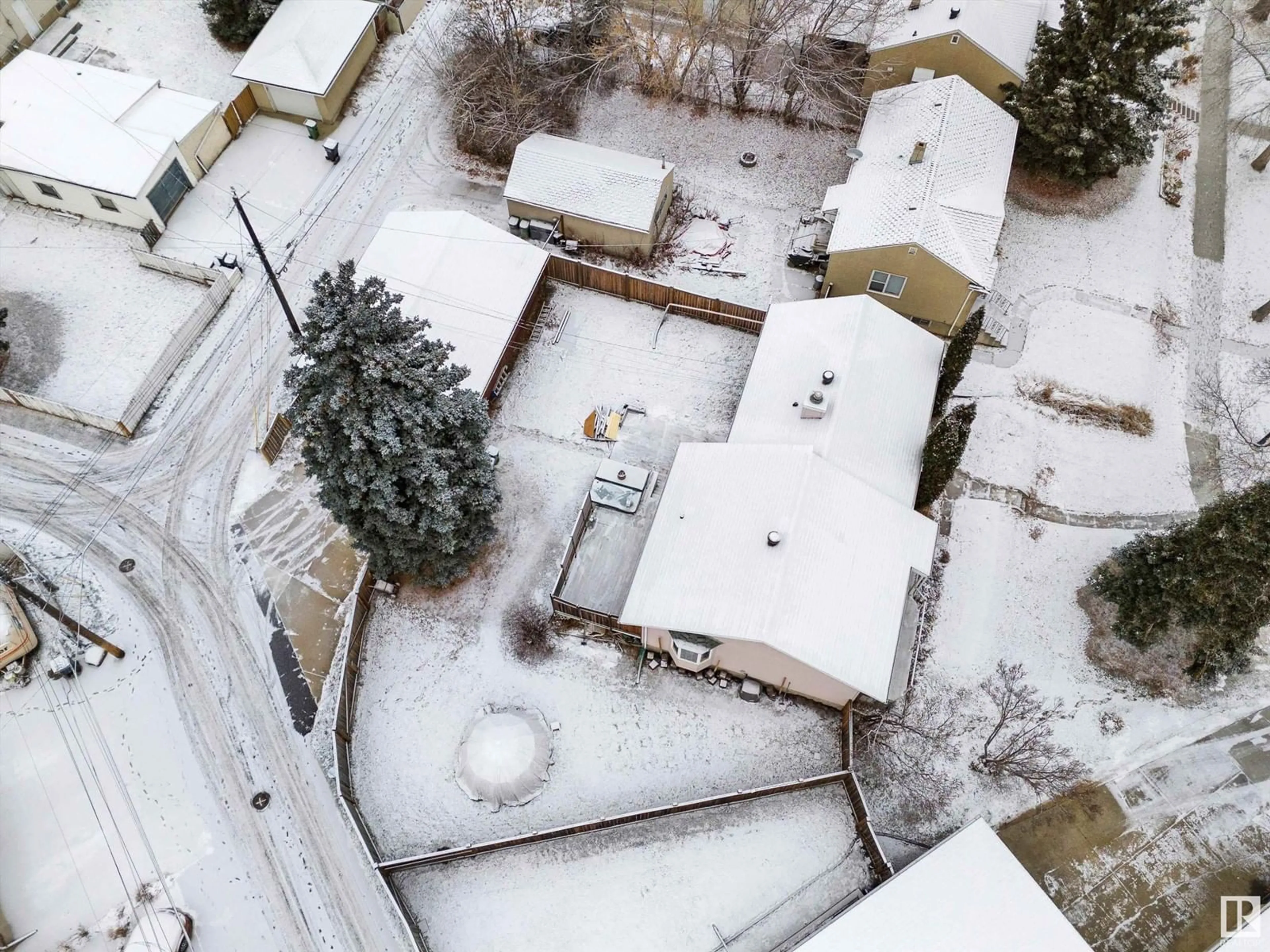 A pic from outside/outdoor area/front of a property/back of a property/a pic from drone, street for 9302 89 ST NW, Edmonton Alberta T6C3L2