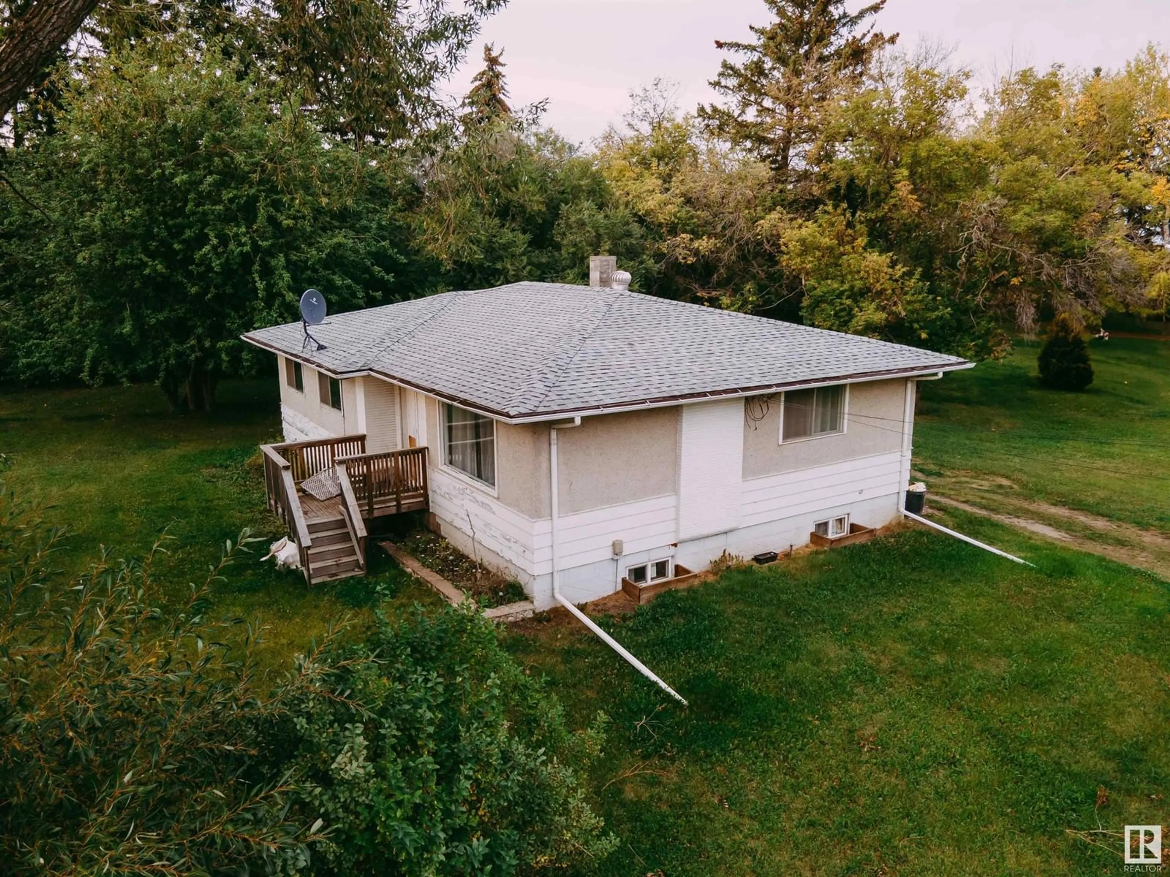 A pic from outside/outdoor area/front of a property/back of a property/a pic from drone, unknown for 50327 36 HI, Rural Minburn County Alberta T0B2S0