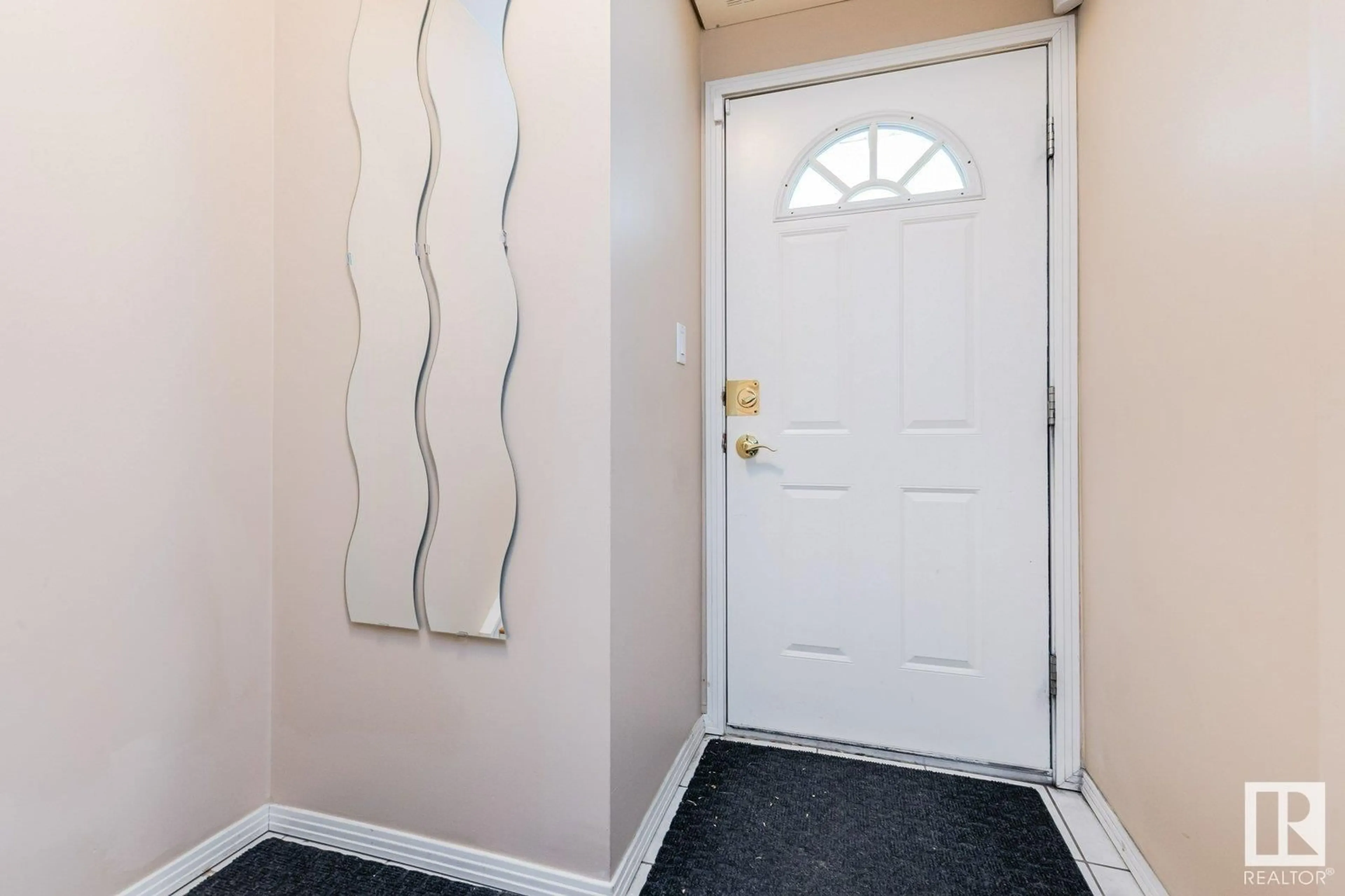 Indoor entryway for #106 10933 82 AV NW, Edmonton Alberta T6G0S7