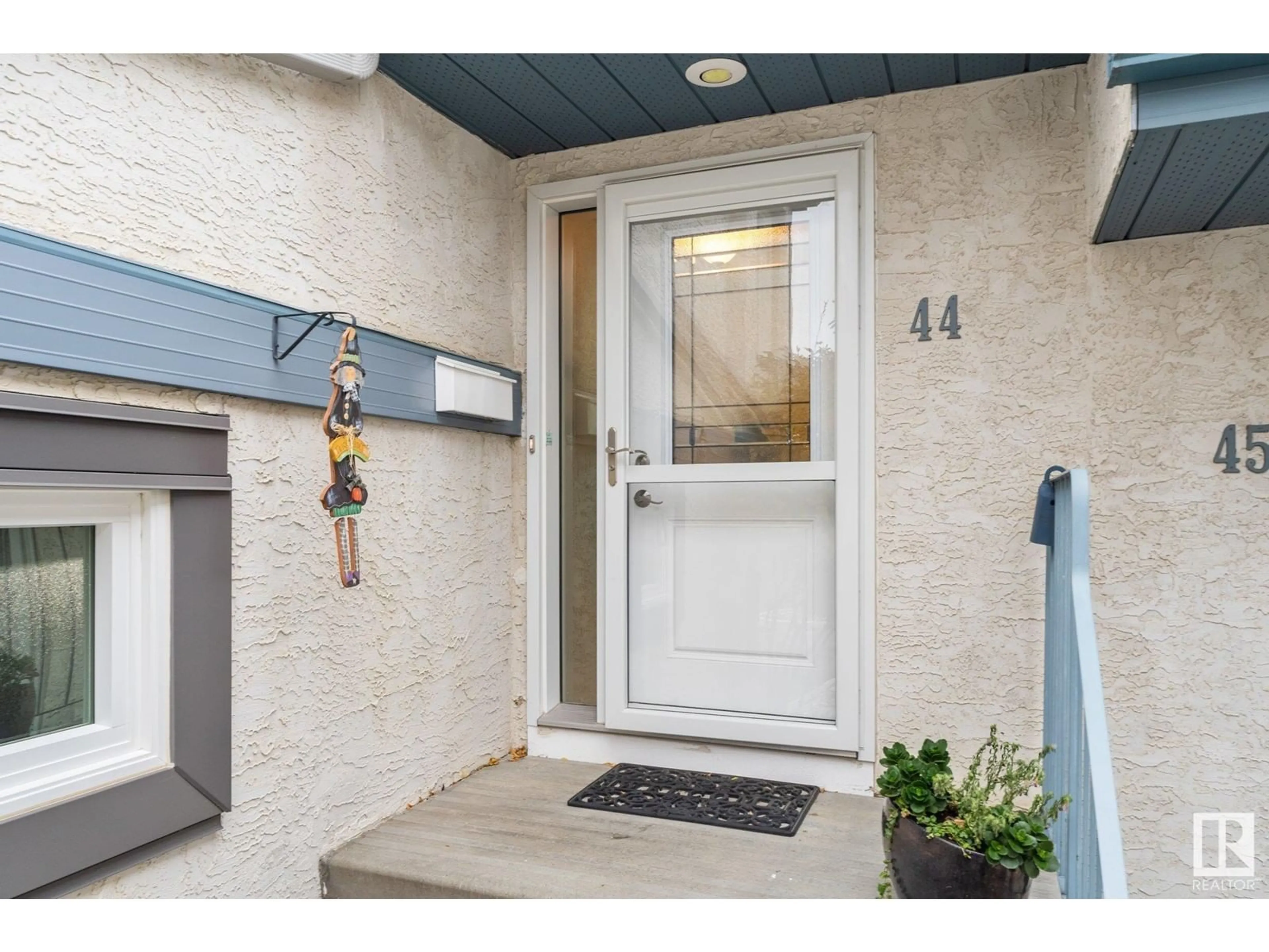 Indoor entryway for #44 1130 FALCONER RD NW, Edmonton Alberta T6R2J6