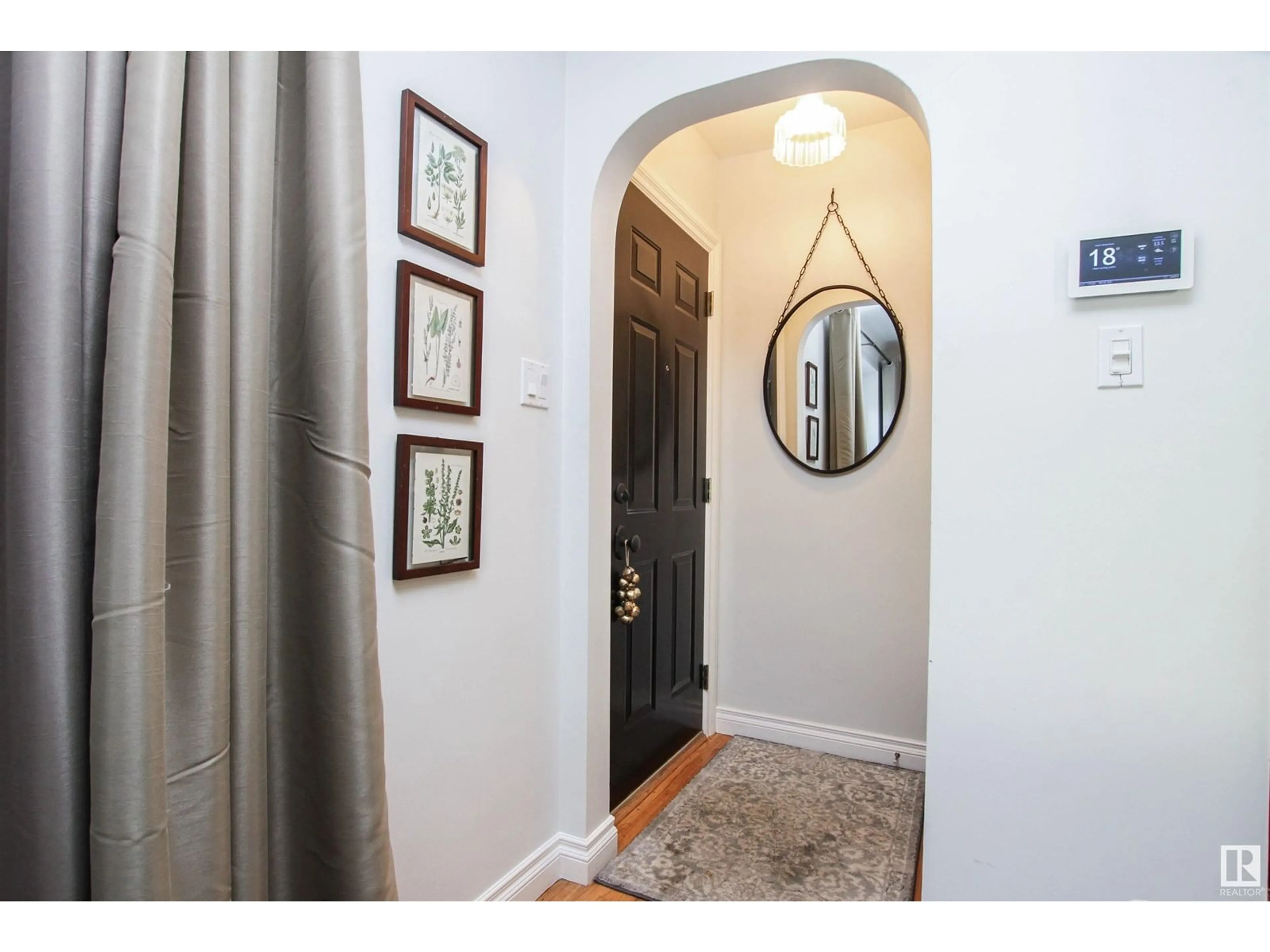 Indoor entryway for 10458 148 ST NW, Edmonton Alberta T5N3G8