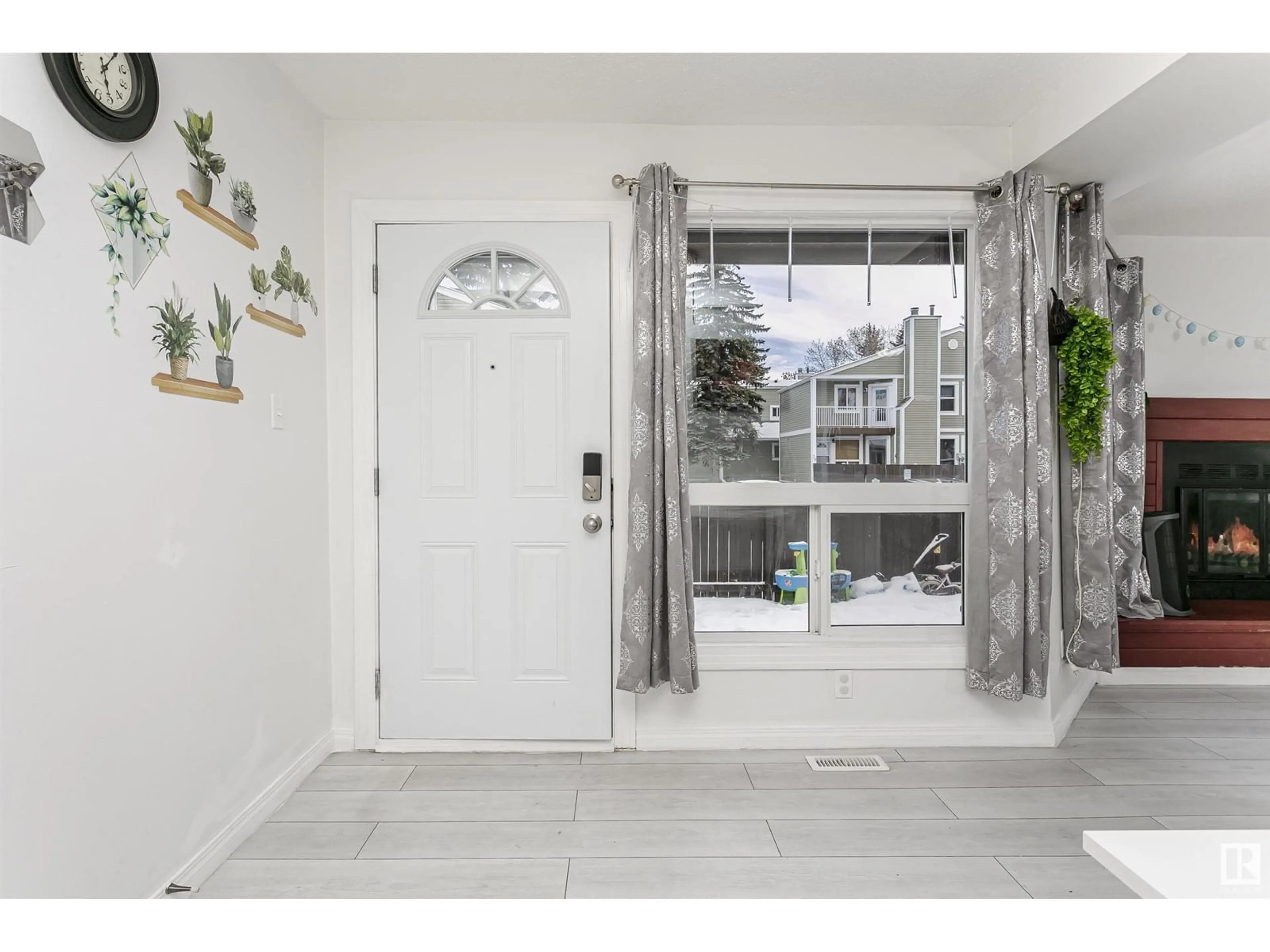 Indoor entryway for #50 1820 56 ST NW, Edmonton Alberta T6L5L4