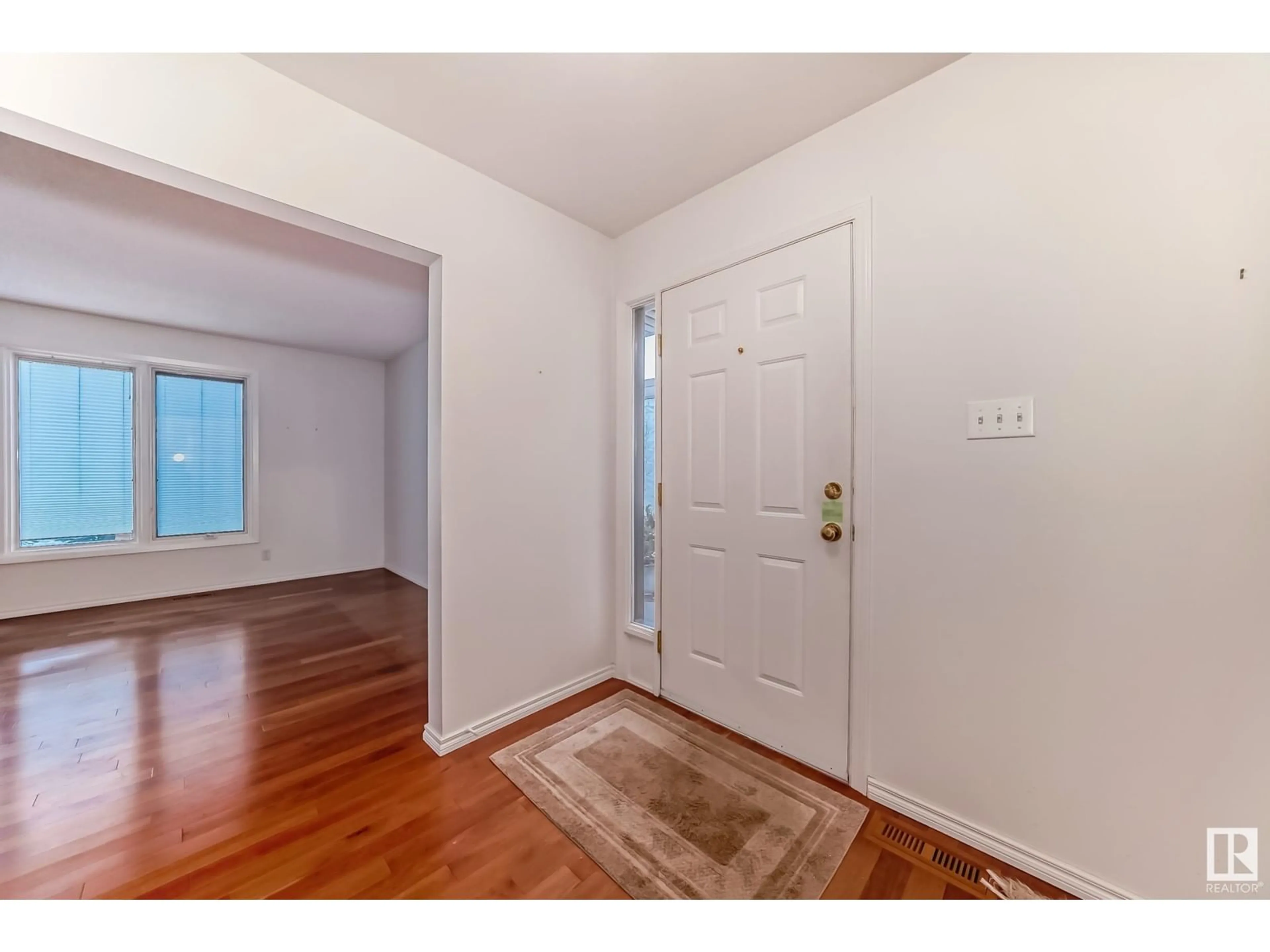 Indoor entryway for 5835 143 ST NW, Edmonton Alberta T6H4E9