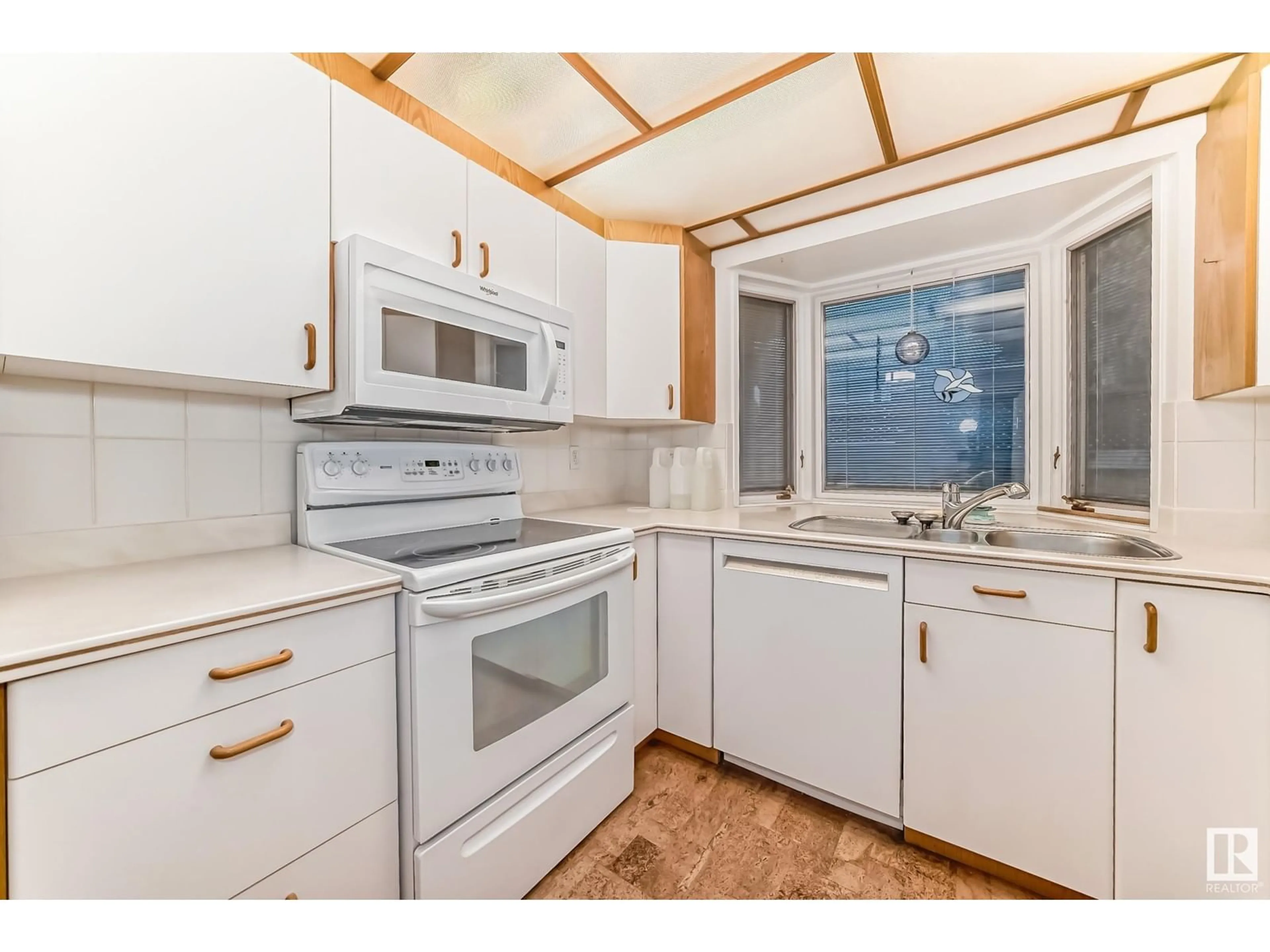 Standard kitchen, unknown for 5835 143 ST NW, Edmonton Alberta T6H4E9