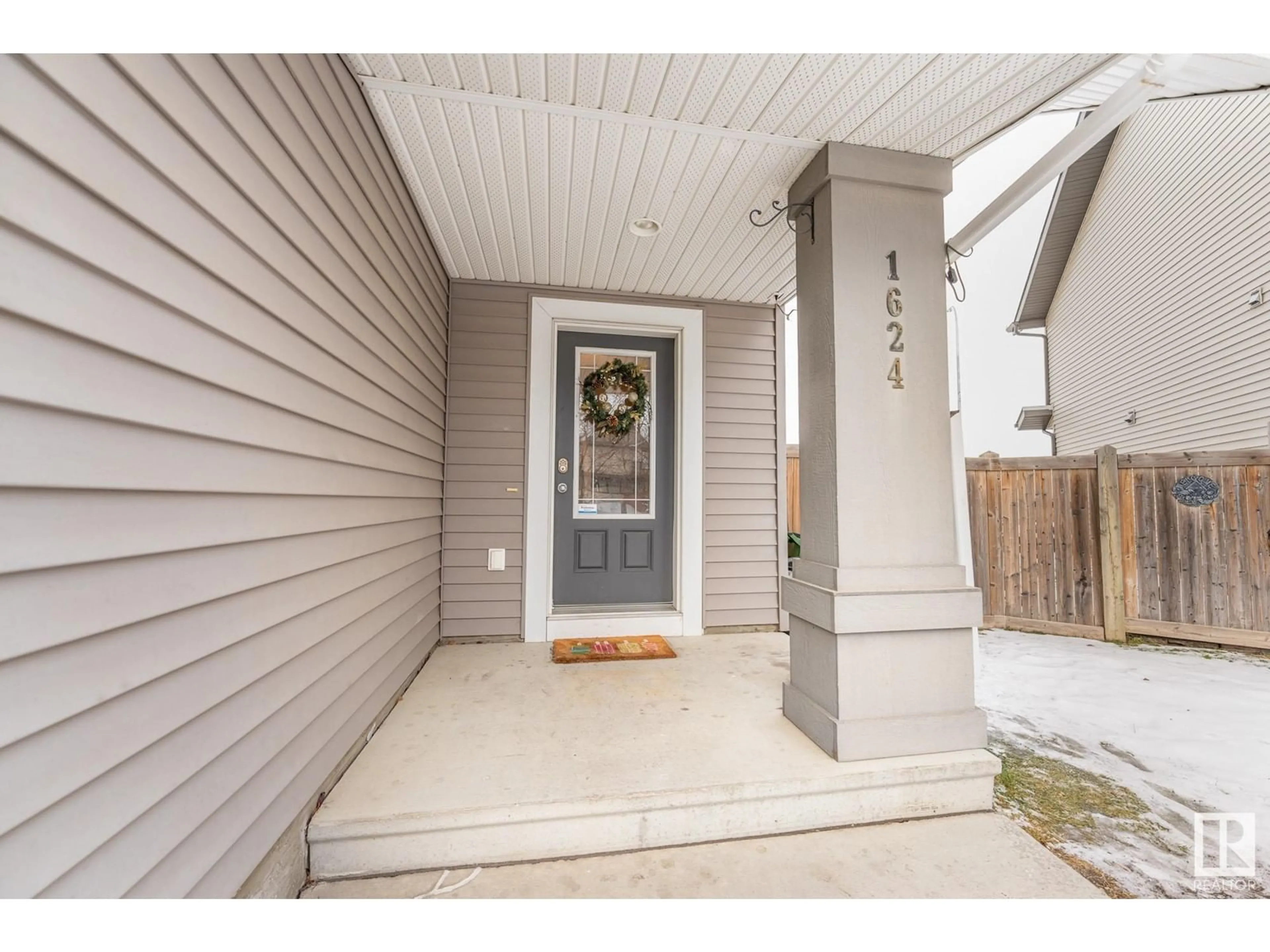 Indoor entryway for 1624 CHAPMAN WY SW, Edmonton Alberta T6W0Z2