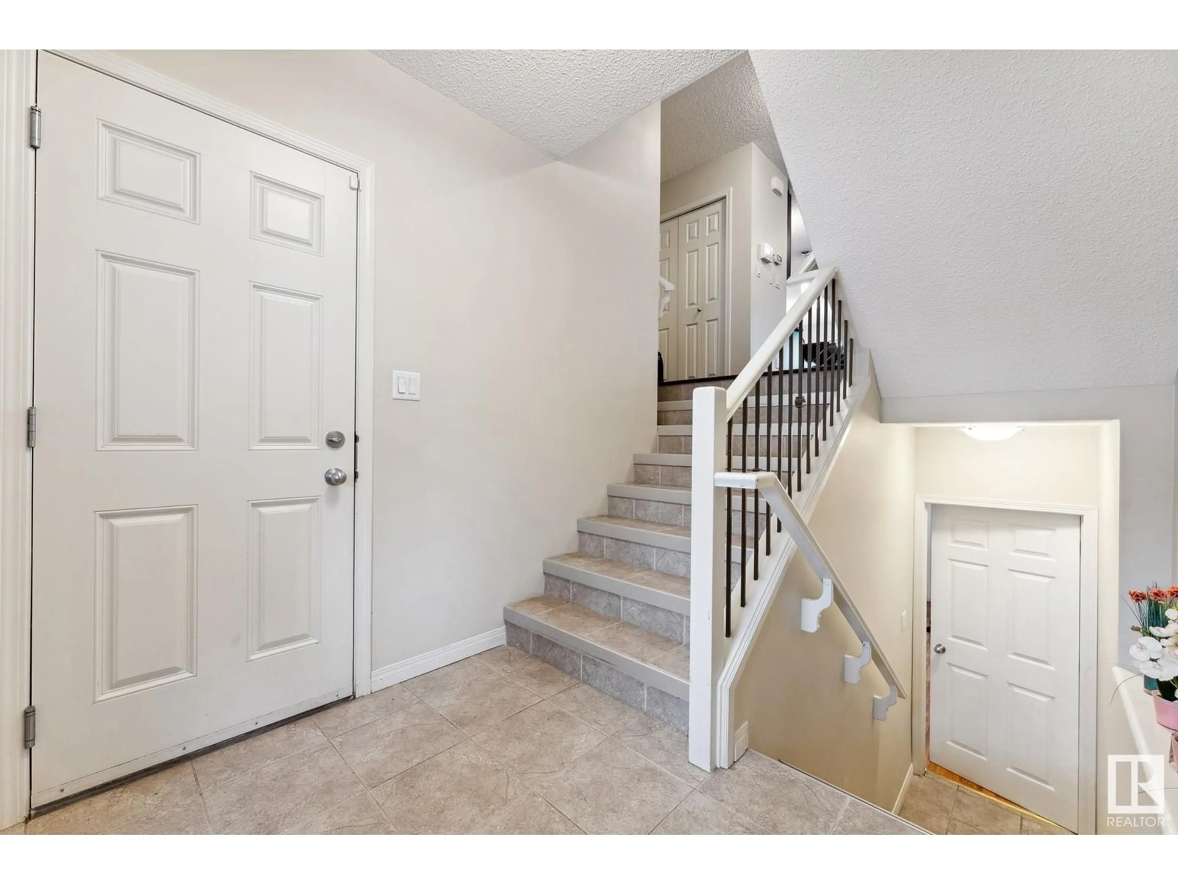 Indoor entryway for 1624 CHAPMAN WY SW, Edmonton Alberta T6W0Z2