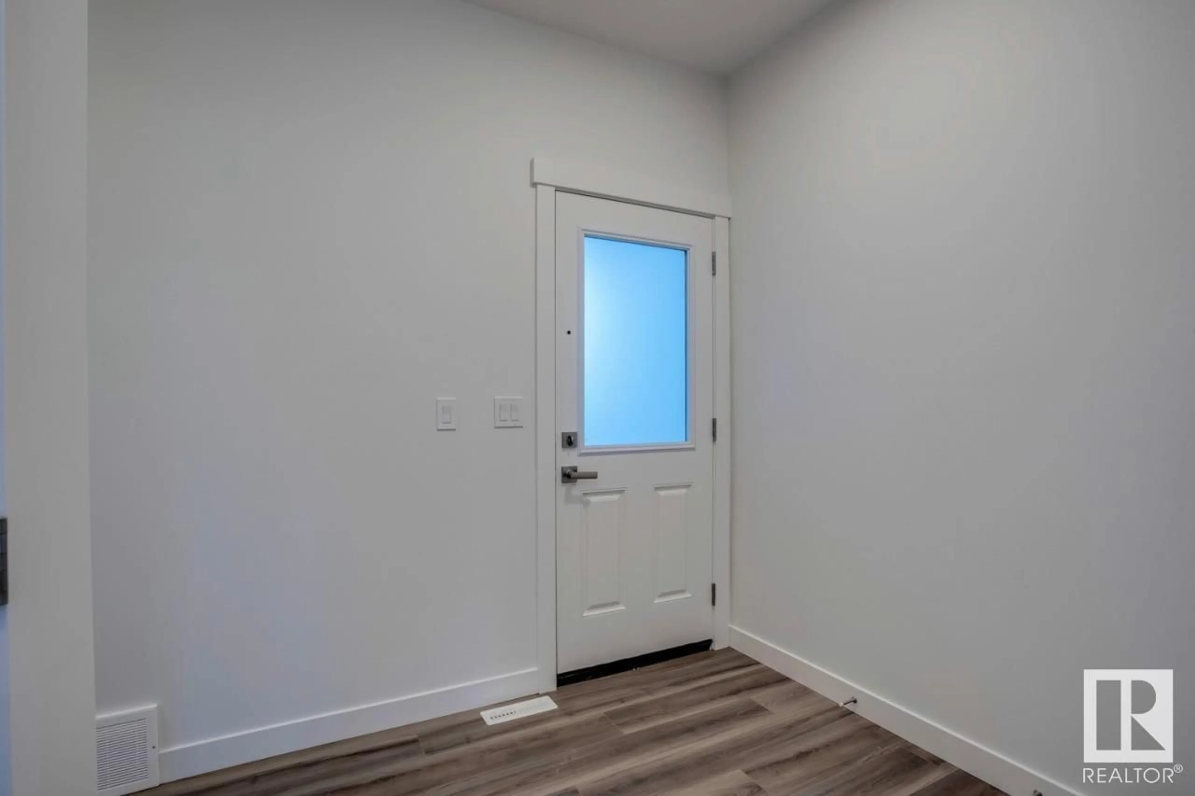 Indoor entryway for 1219 14 AV NW, Edmonton Alberta T6T2V2