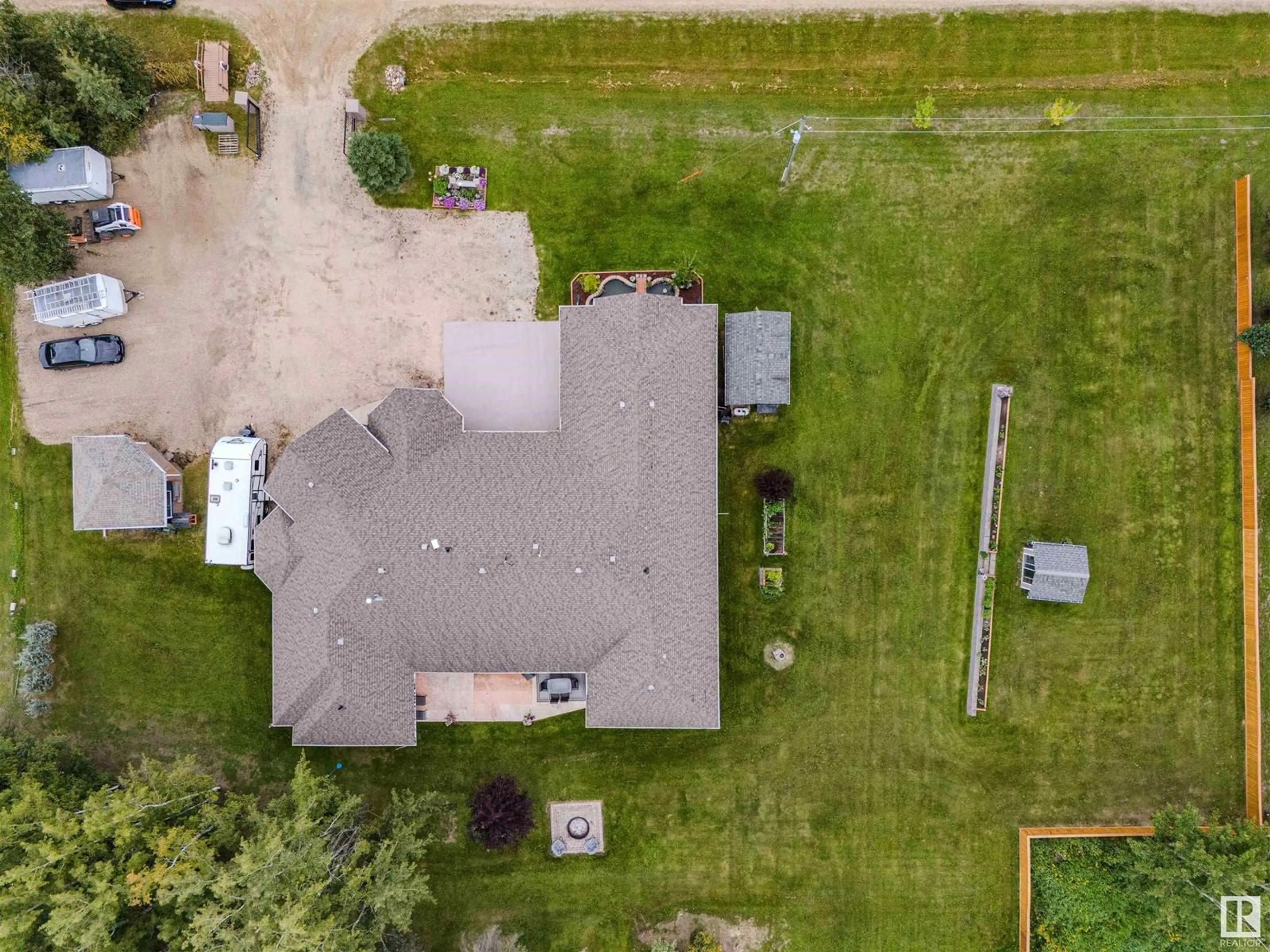 A pic from outside/outdoor area/front of a property/back of a property/a pic from drone, unknown for 4 THIRD AV, Entwistle Alberta T0E0T0