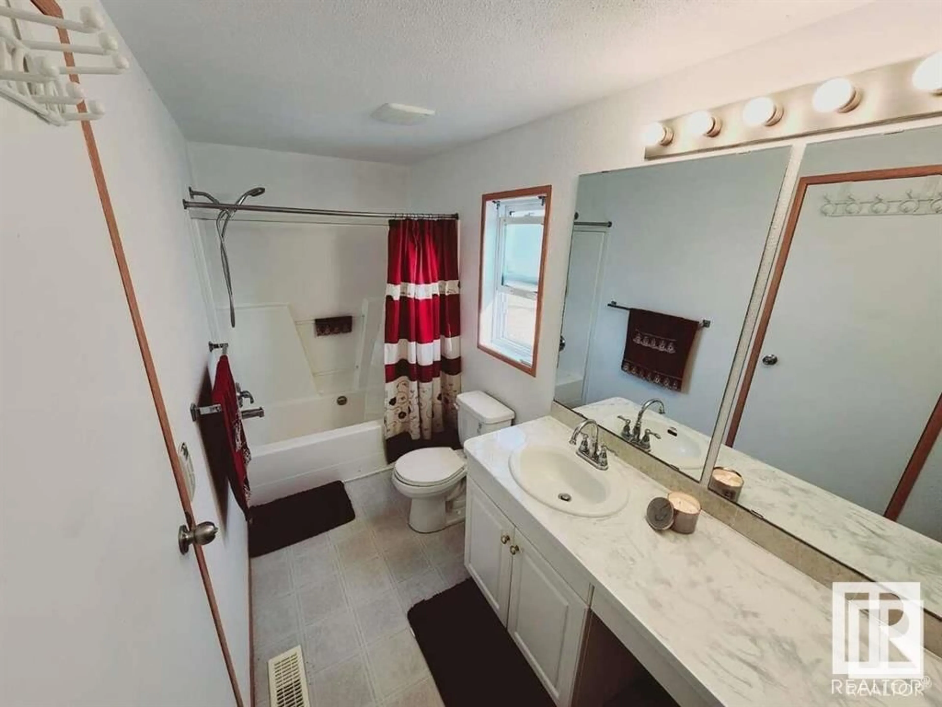 Standard bathroom, ceramic/tile floor for 59027 - 32 RANGE ROAD 232, Rural Thorhild County Alberta T0A3J0