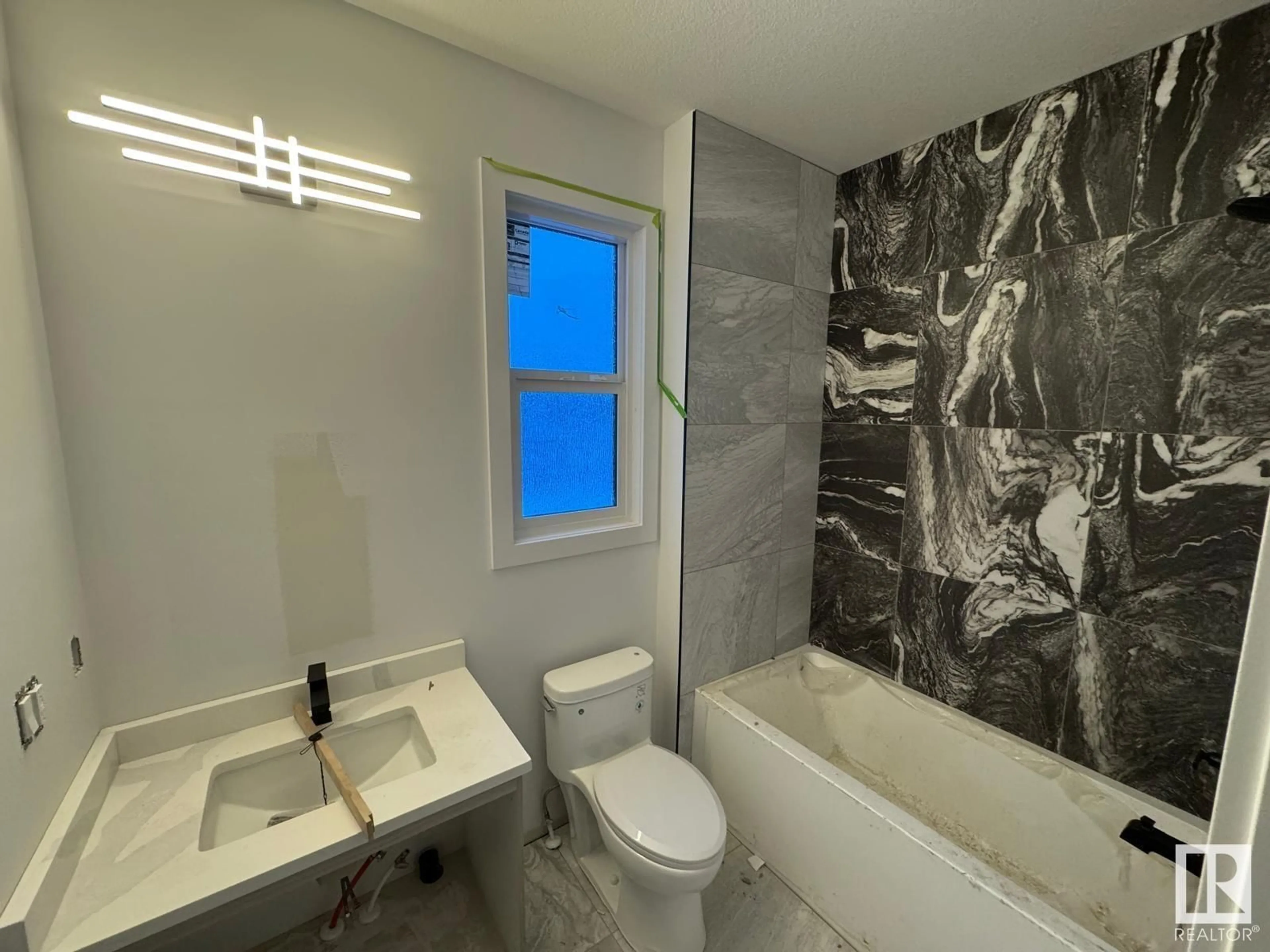 Contemporary bathroom, ceramic/tile floor for 17 REDWING WD, St. Albert Alberta T8N8B7