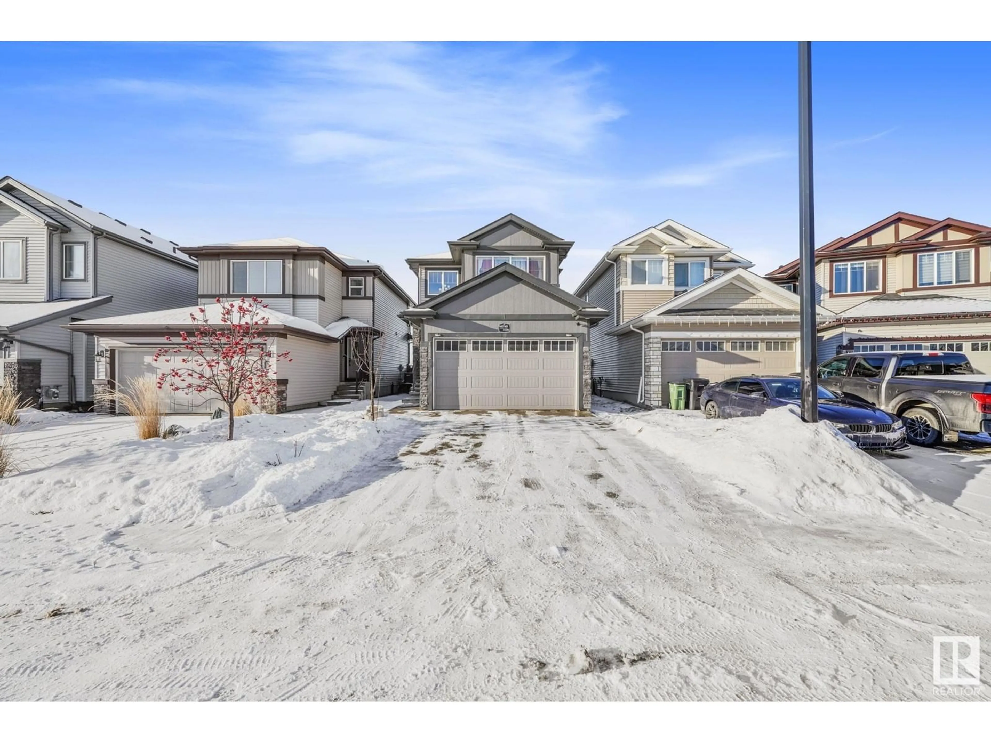 A pic from outside/outdoor area/front of a property/back of a property/a pic from drone, street for 8543 CUSHING PL SW, Edmonton Alberta T6W3L2