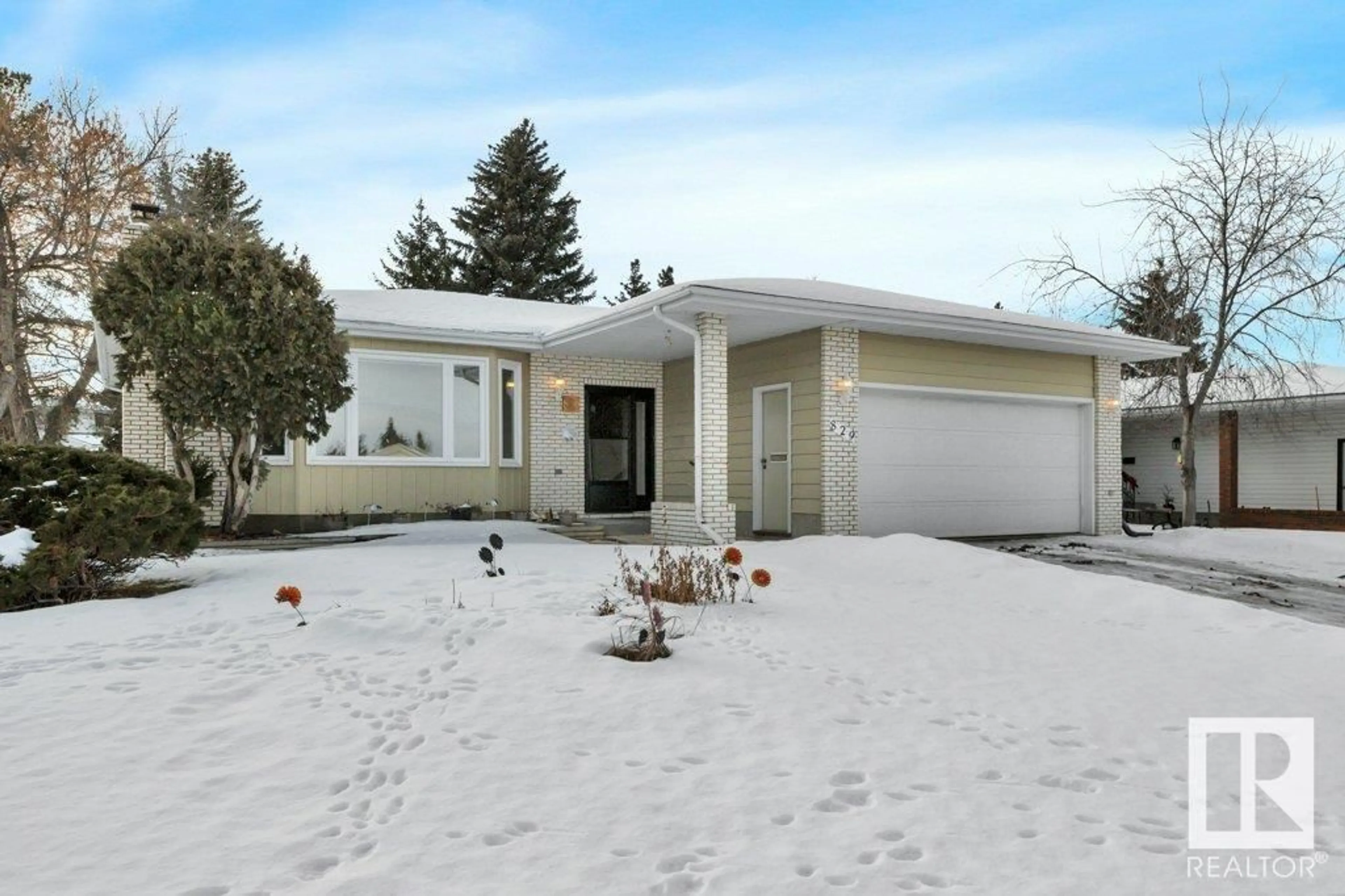 Home with vinyl exterior material, street for 829 LEE RIDGE RD NW, Edmonton Alberta T6K0P9