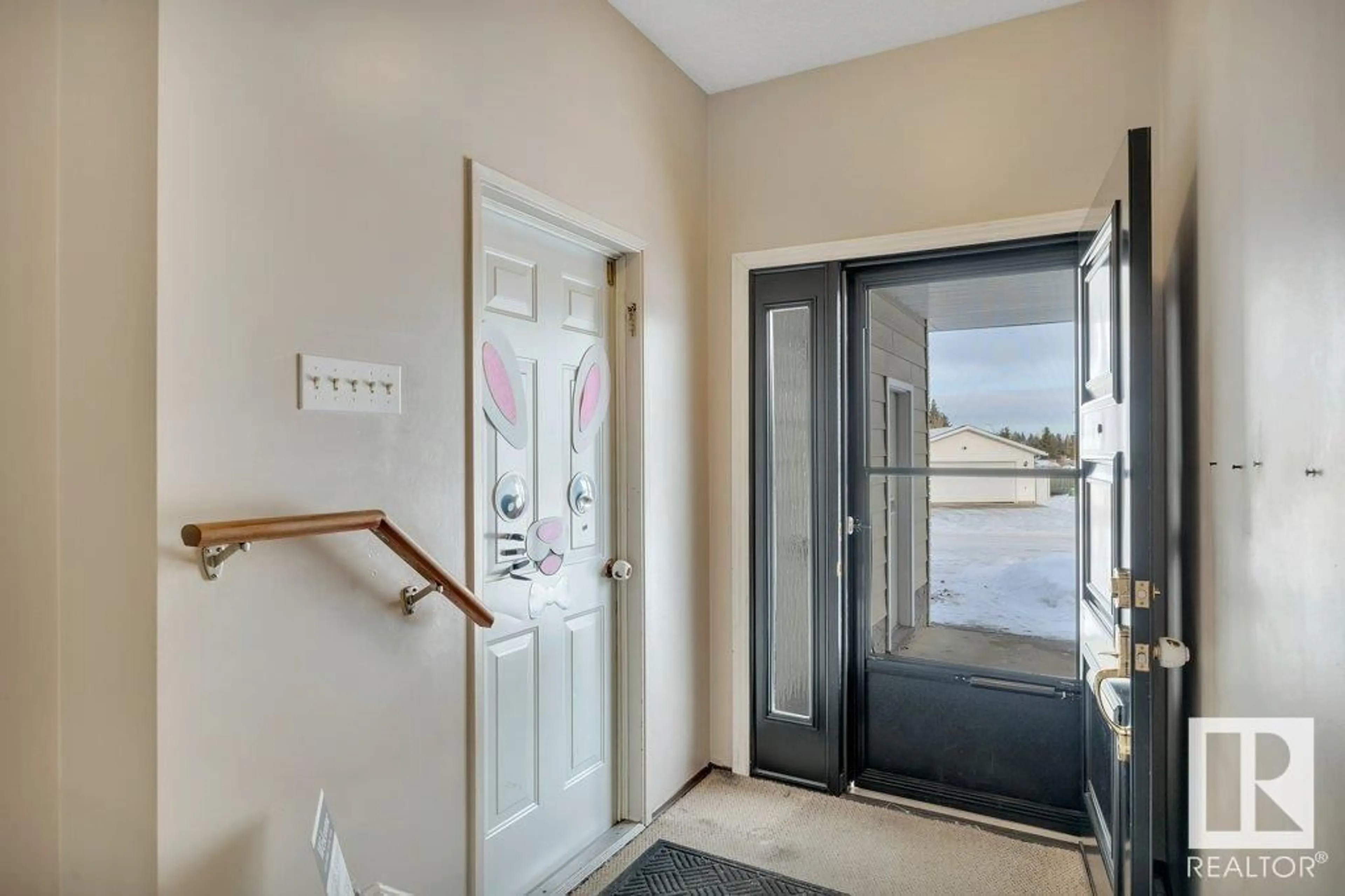 Indoor foyer for 829 LEE RIDGE RD NW, Edmonton Alberta T6K0P9