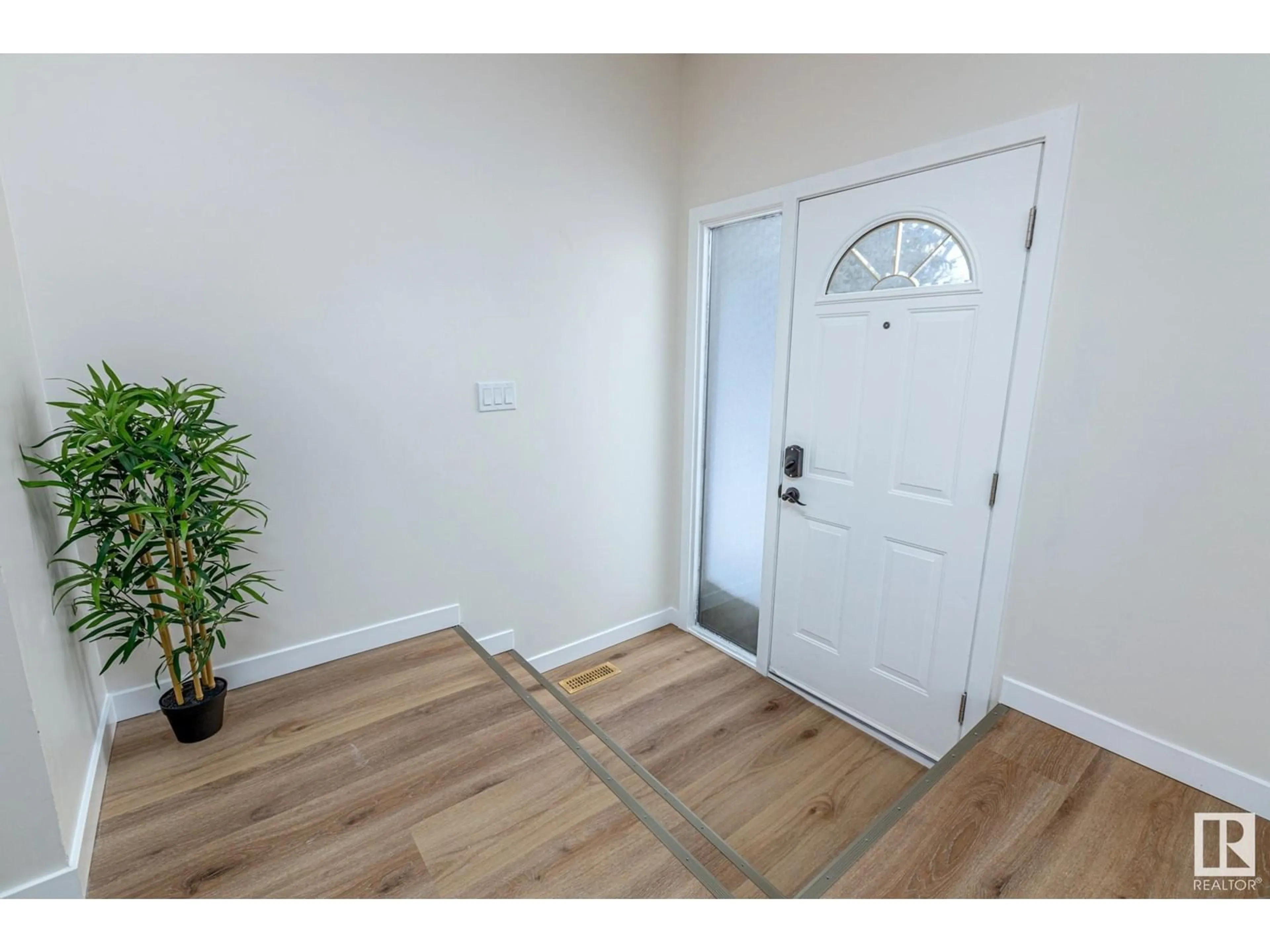 Indoor entryway for 11860 58 ST NW, Edmonton Alberta T5W3W7