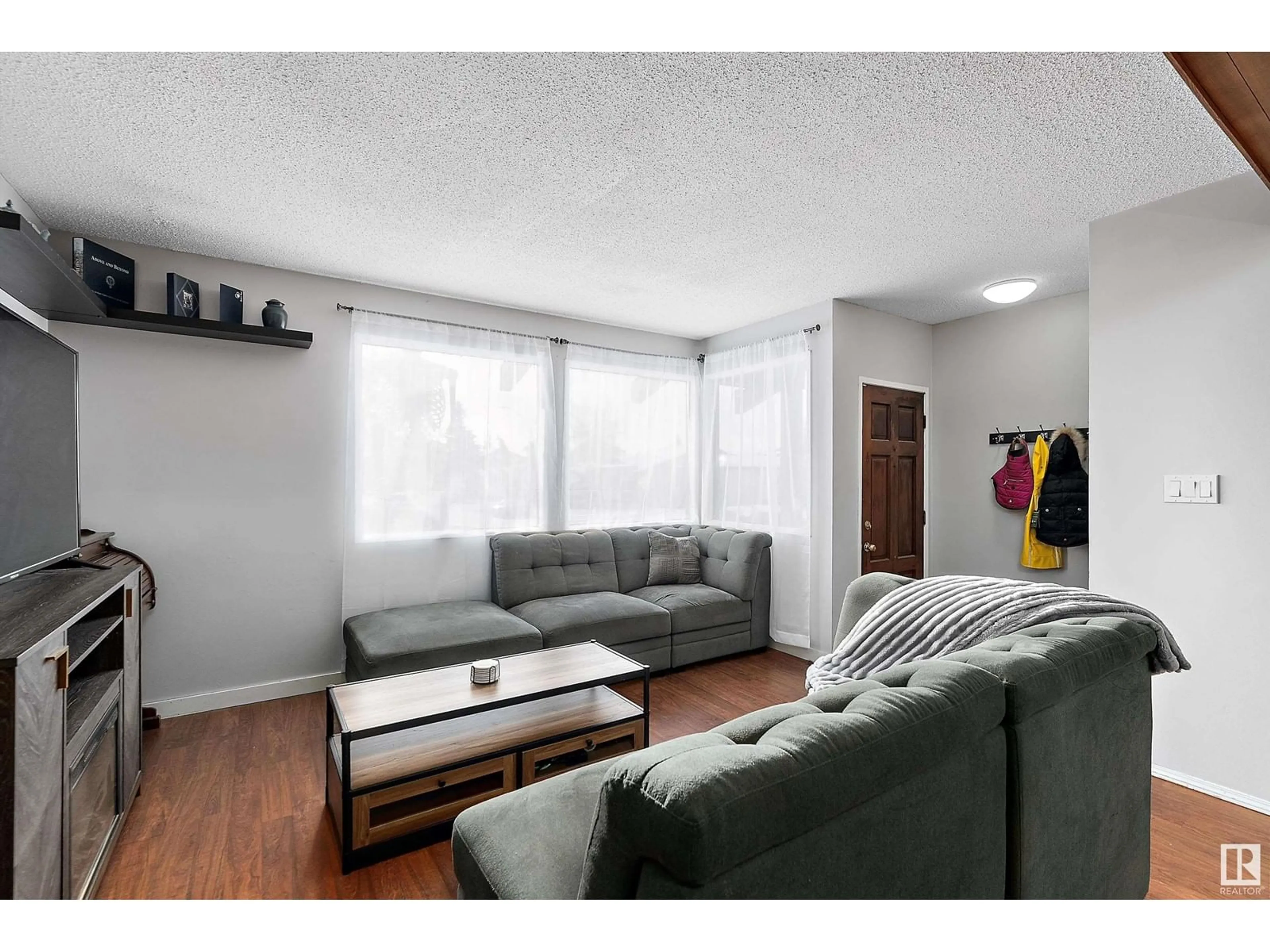 Living room with furniture, wood/laminate floor for 3622 42 AV NW, Edmonton Alberta T6L5C8