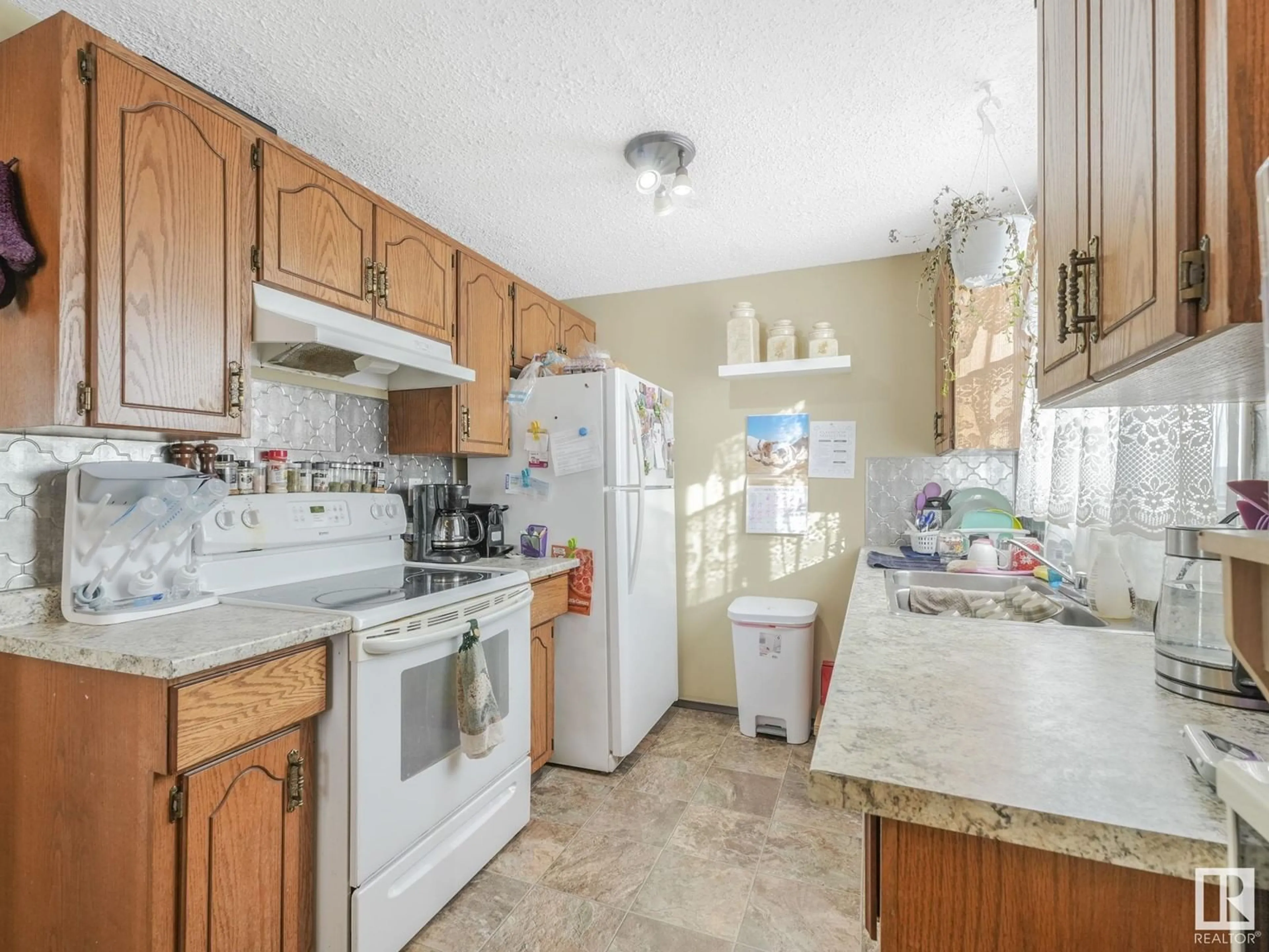 Standard kitchen, ceramic/tile floor for 6 WILLOWDALE PL NW, Edmonton Alberta T5T1Z4