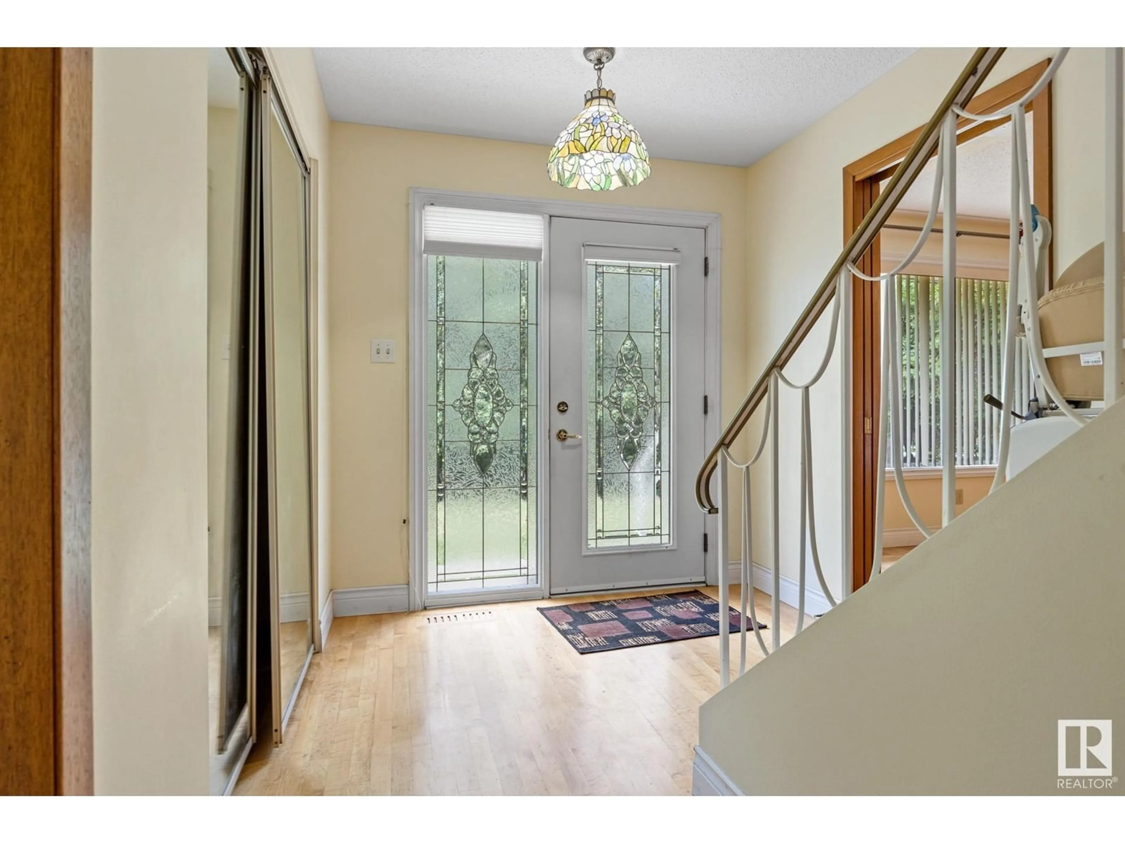 Indoor entryway for 9 GLENVIEW CR, St. Albert Alberta T8N1B6