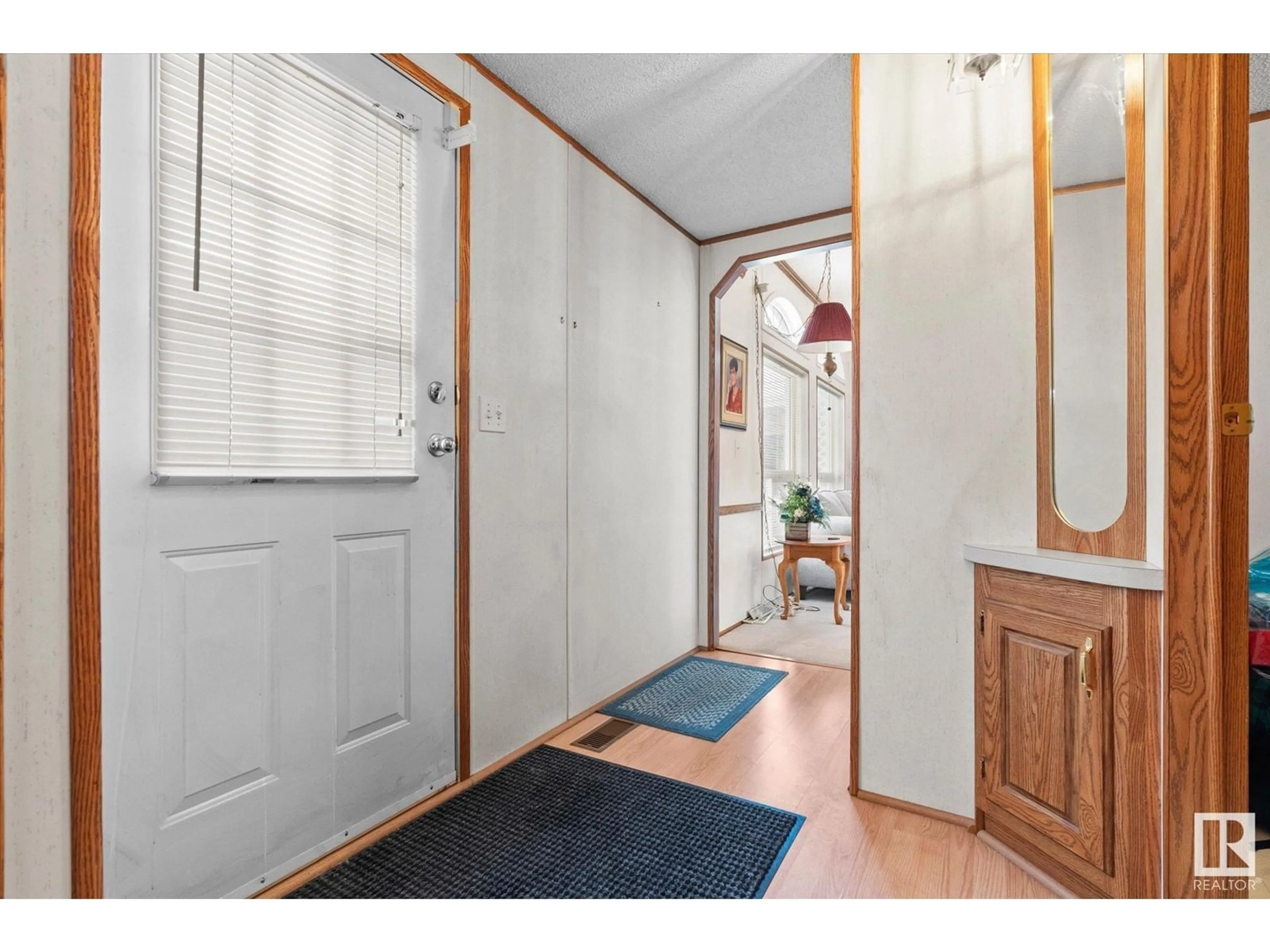 Indoor entryway for 13 305 Calahoo Road, Spruce Grove Alberta T7X3K5