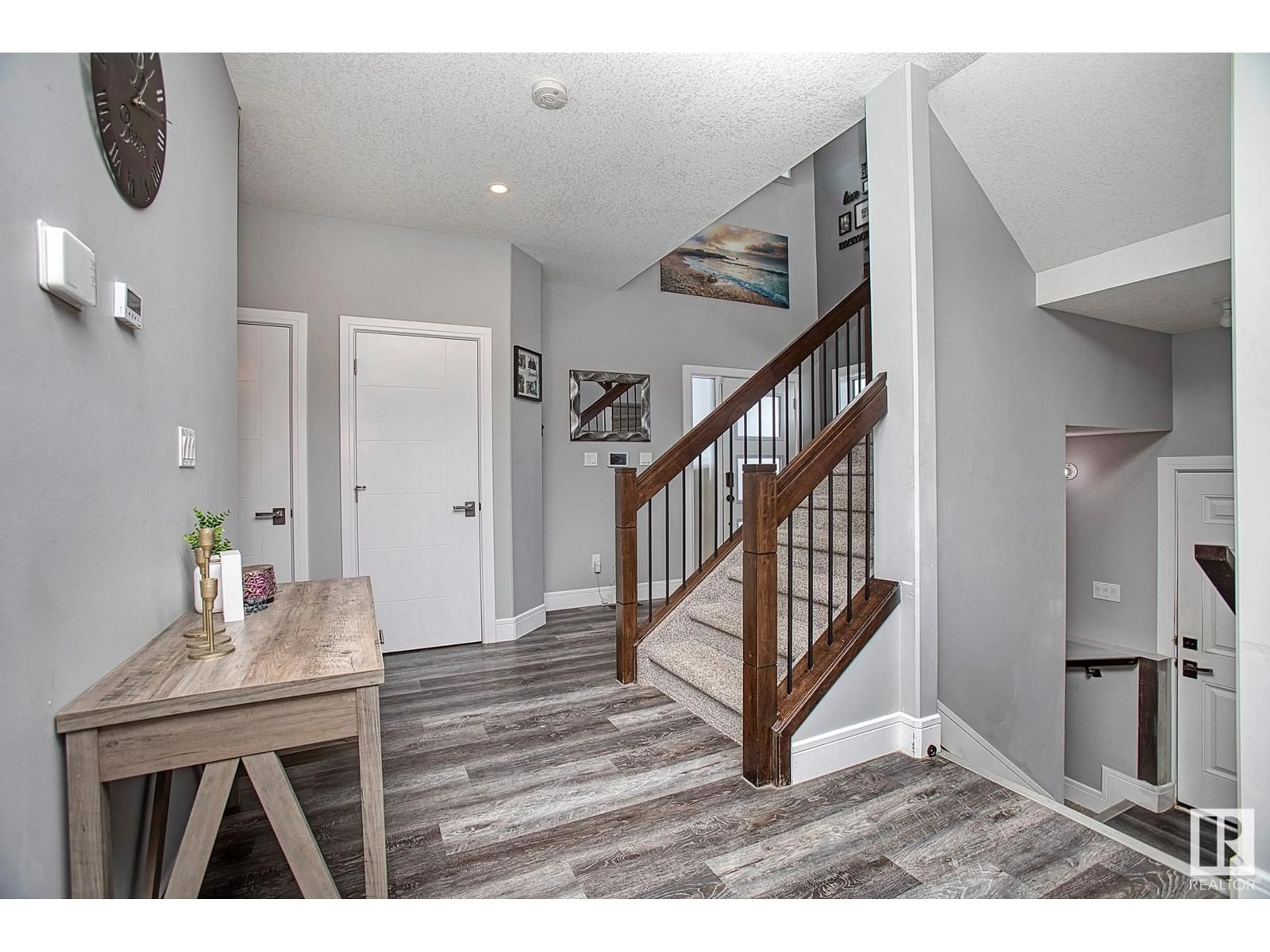 Indoor entryway for 638 MEADOWVIEW DR, Fort Saskatchewan Alberta T8L0N9