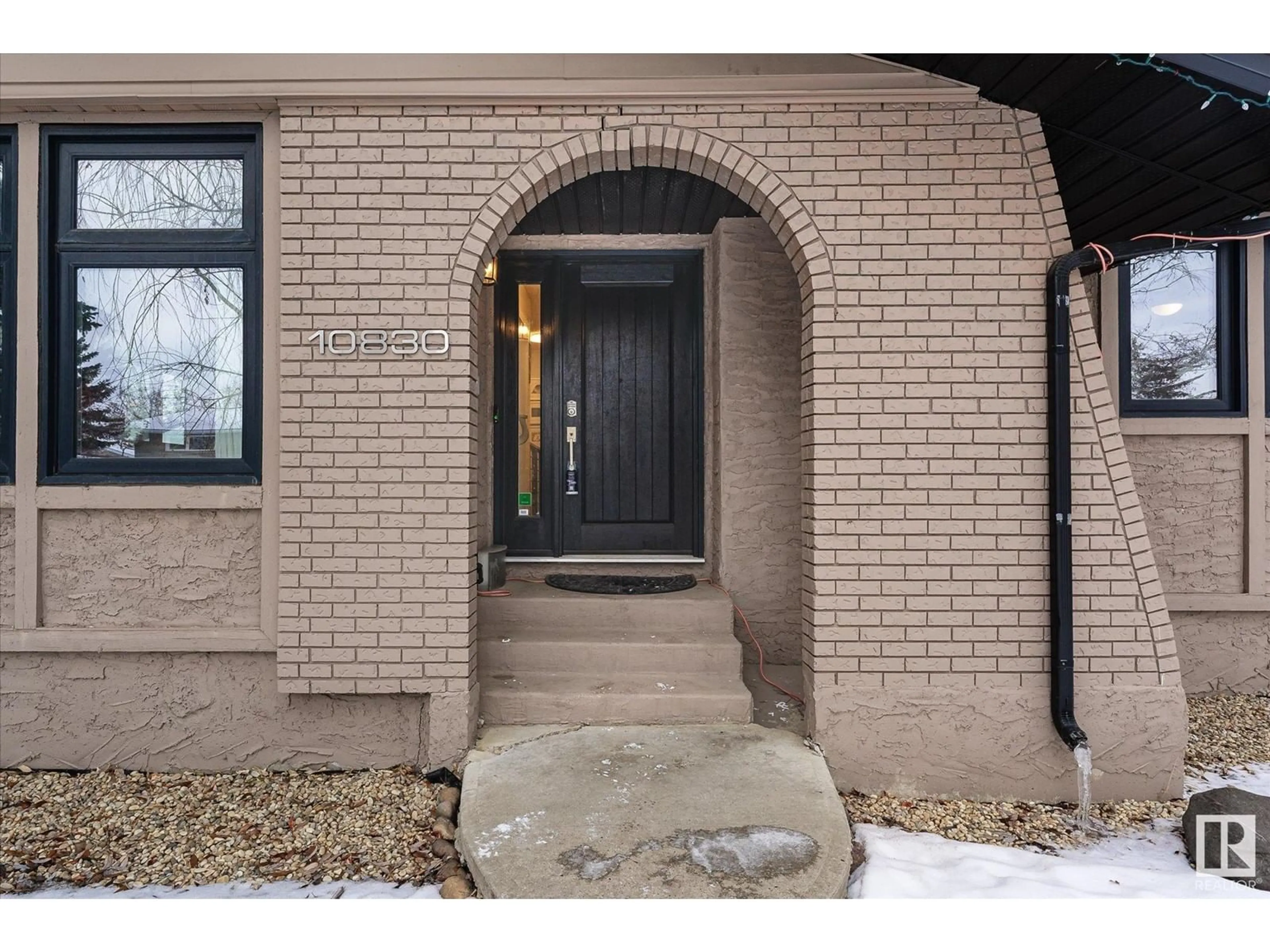 Indoor entryway for 10830 32A AV NW, Edmonton Alberta T6J3B9