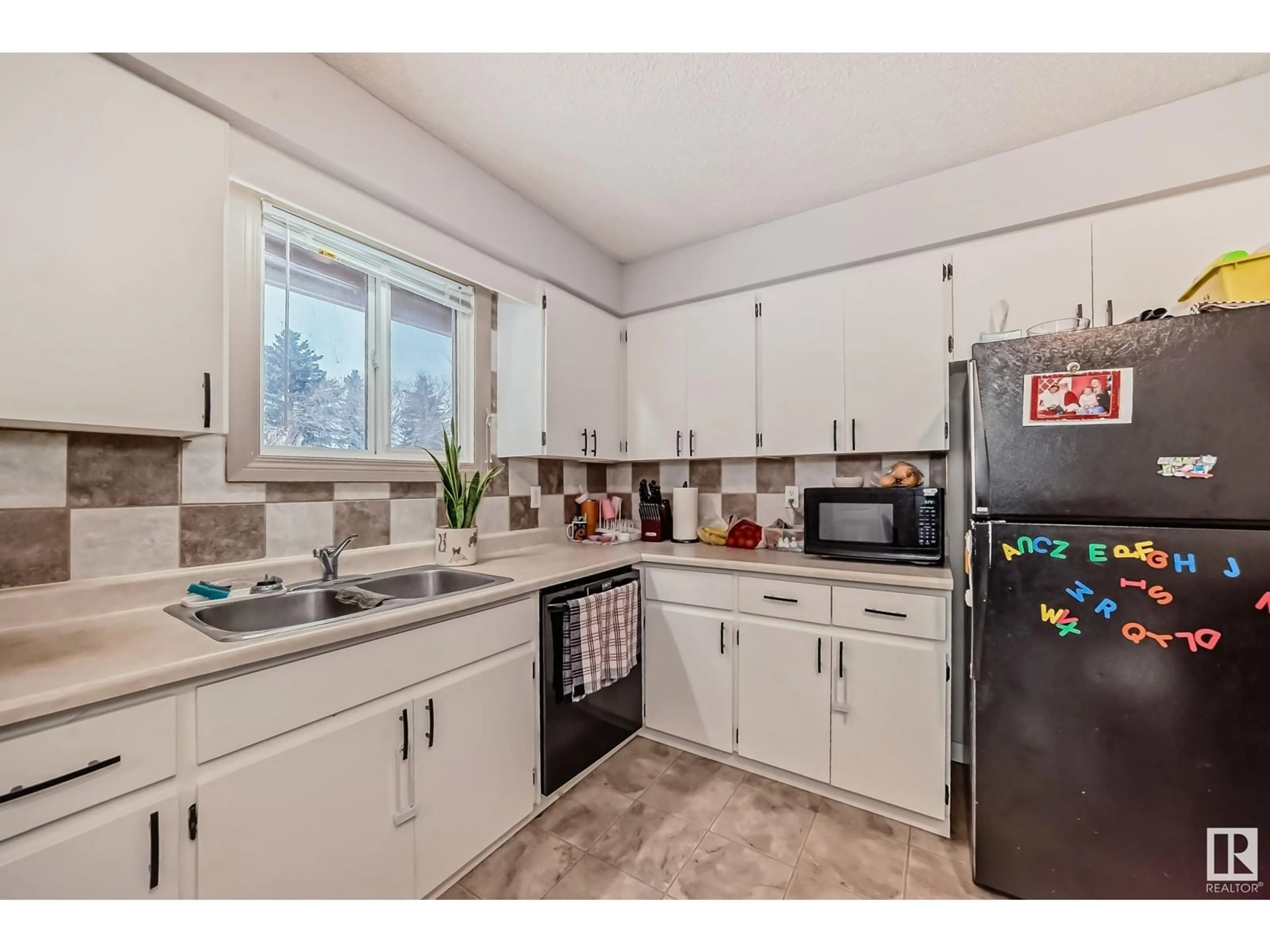 Standard kitchen, unknown for 13067 34 ST NW, Edmonton Alberta T5A3K3