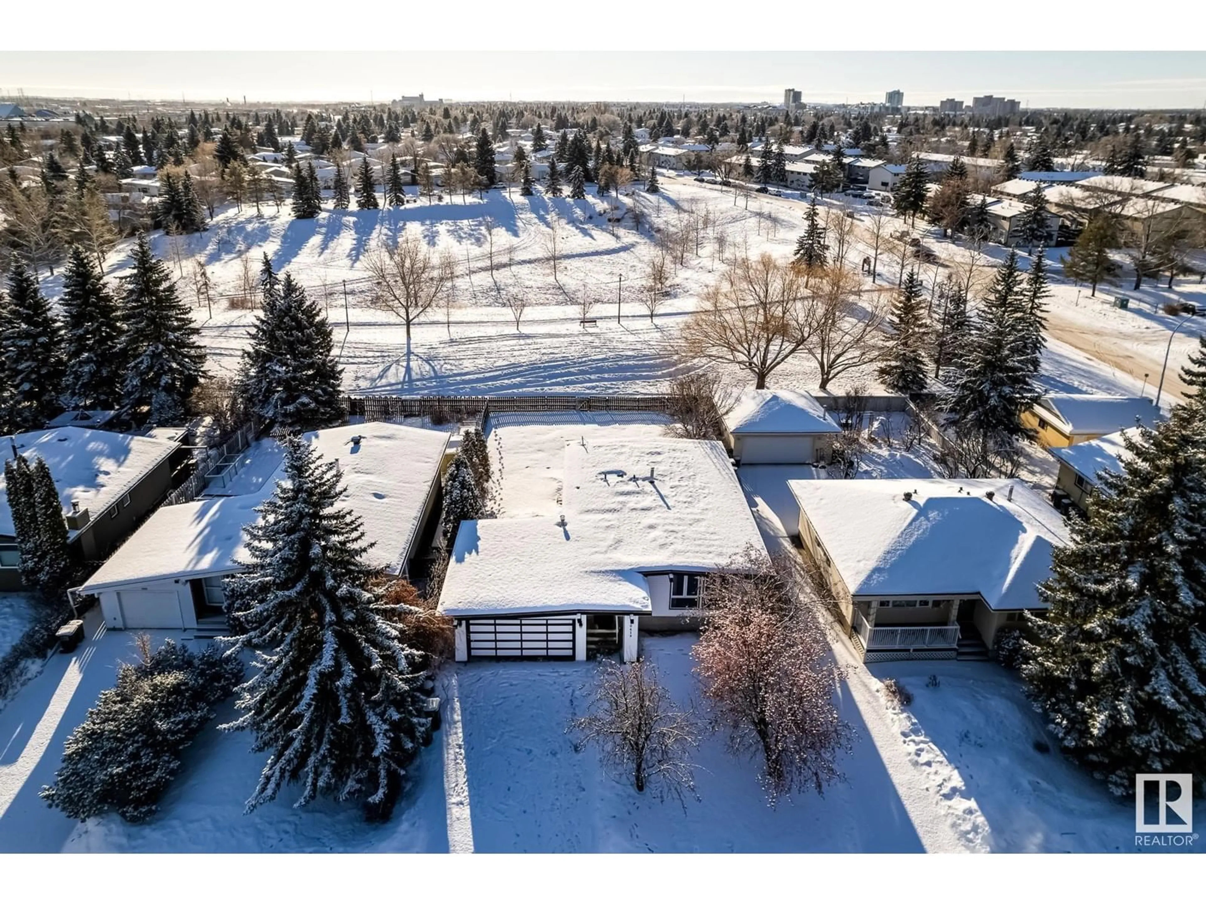 A pic from outside/outdoor area/front of a property/back of a property/a pic from drone, street for 10419 39 AV NW, Edmonton Alberta T6J2J4