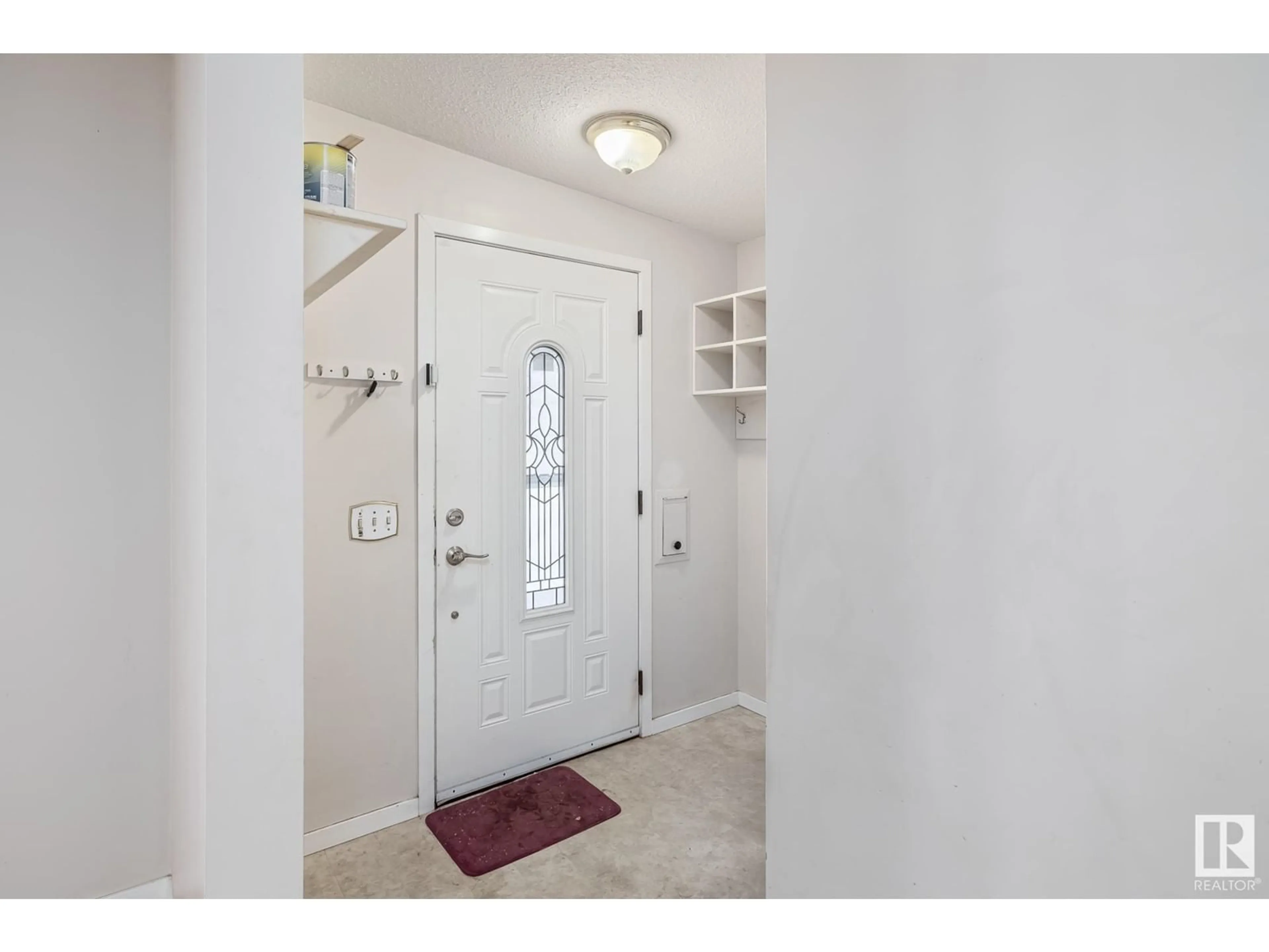 Indoor entryway for 10419 39 AV NW, Edmonton Alberta T6J2J4