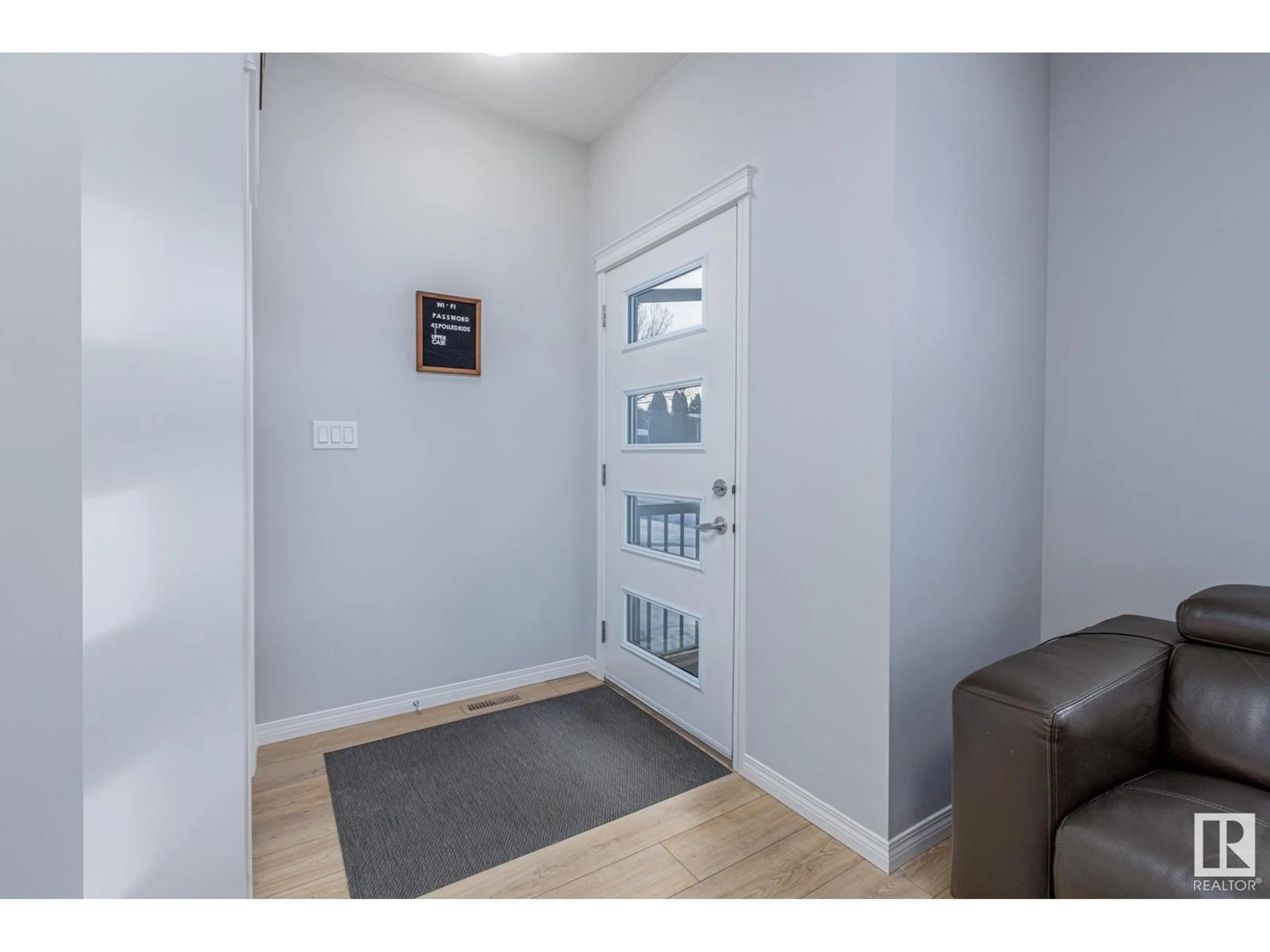 Indoor entryway for 4036 113 AV NW, Edmonton Alberta T5W0R3